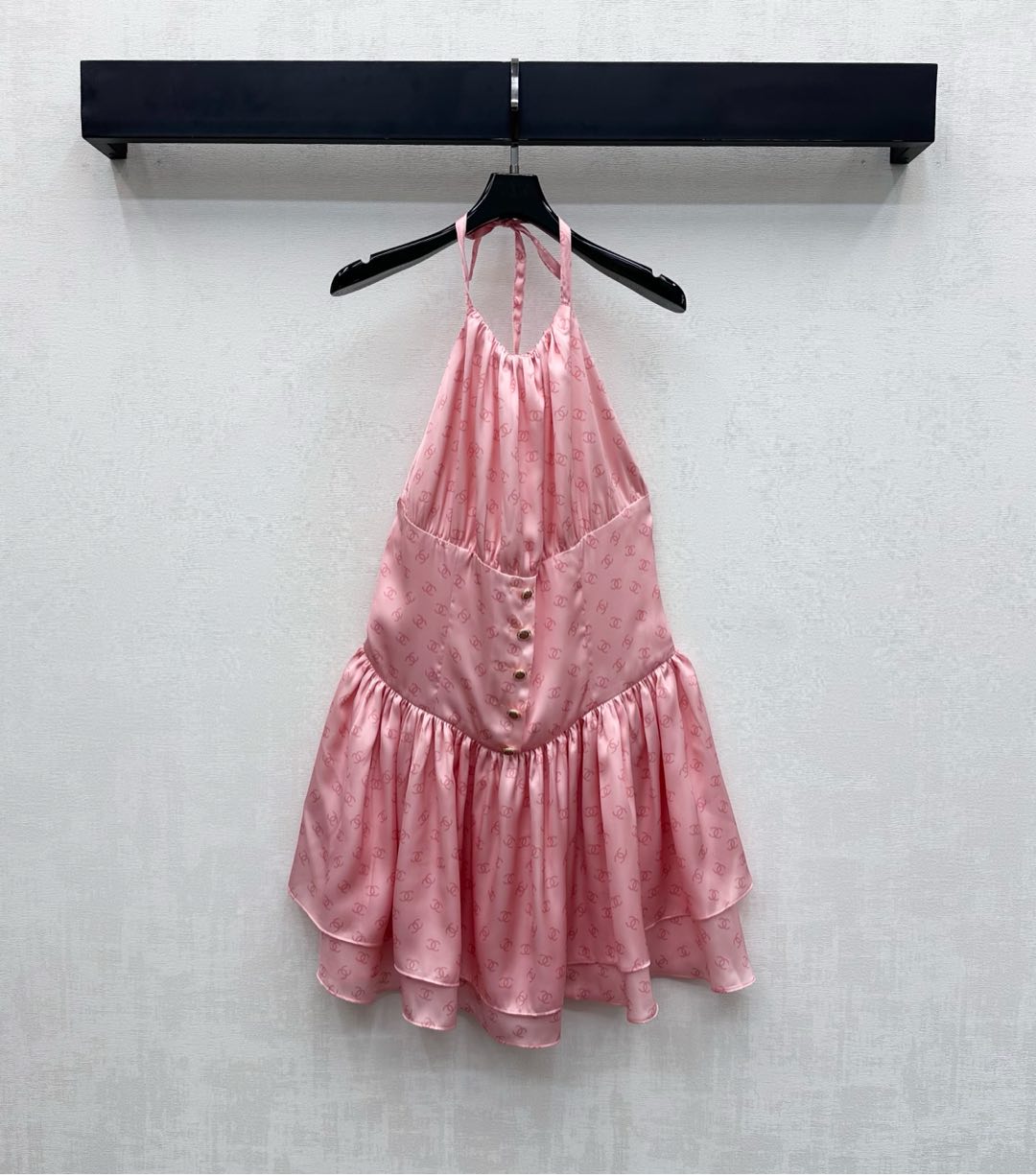 NO:655265,Chane*2025 new arrival printed halterneck dress, custom made of YB imported silk material, light and elegant, uses reactive printing process to present all-over double C logo elements to highlight the brand tone, pleat cutting on the chest, embellished with three-dimensional stripes on the waist, rhinestone letter round buckle adjustment decoration, layered cake skirt design on the hem, adding layering to the look, development of fabric accessories, halterneck dress tailoring, upper body full of sexy style, high version 36 38 40  7,,chanel,skirts,alexander wang19860909Chane*2025新品上架印花挂脖连衣裙定制YB进口丝绸材质 轻薄飘逸 沿用活性印花工艺呈现满印双C徽标元素 彰显品牌调性 胸前褶皱裁剪配合腰身点缀立体条纹水钻字母圆扣调节装饰 下摆层叠蛋糕裙边设计 增添造型层次感 面辅料开发 吊带挂脖连衣裙剪裁 上身尽显性感风情  高版本36 38 40 7,,chanel,skirts,alexander wang,Women's clothing