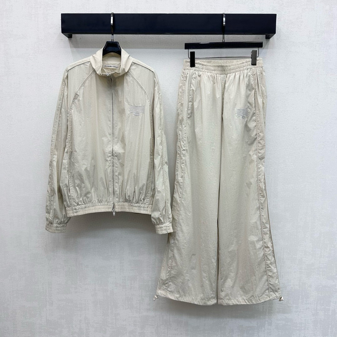 NO:656035,Alexander wan*2025 new arrival sun protection jacket and trousers suit made of YB imported windproof and waterproof nylon material. Comfortable and easy to wear. The iconic embroidered letter logo is embellished on the chest to highlight the brand tone. The visual effect is richer. The dropped shoulder version has a relaxed temperament. The open zipper adjustment is combined with the elastic tightening design of the cuffs and hem to add layering to the look. The lapel zipper jacket is paired with the wide-leg straight trousers of the same series. The logo echoes the top to enhance the charm of the outfit. The complete set is fashionable and trendy.  high version,,jackets & coats,alexander wang19860909Alexander wan*2025新品上架防晒外套长裤套装定制YB进口防风防水尼龙材质 舒适好穿 胸前点缀标志性刺绣字母徽标 彰显品牌调性 视觉效果更显丰富 落肩版型松弛气质 开襟拉链调节配合袖口衣摆弹力收紧设计 增添造型层次感 翻领拉链外套搭配同系列阔腿直筒长裤 徽标与上衣呼应 提升穿搭魅力 成套穿搭时髦潮流  高版本,,jackets & coats,alexander wang,Women's clothing