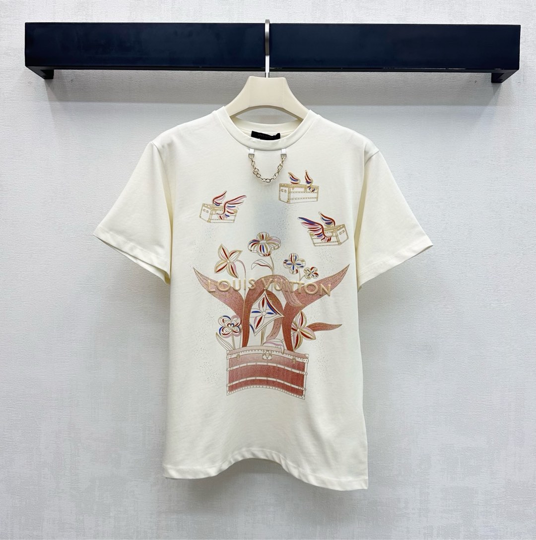 NO:656090,Louis Vuitto*2025 new arrivals round neck logo printing. Customized YB imported cotton material. Breathable and comfortable, full of texture. The neckline is decorated with letter chain embellishment. Echoing the iconic blistering to highlight the three-dimensional letter logo decoration, adding layering to the shape. The front printing process outlines the shape of the four-leaf clover pattern bag, highlighting the brand tone. Development of surface accessories. Regular short-sleeved T-shirt tailoring. Stylish when worn alone. High version 3 colors, Louis Vuitto  vuitton,T-shirt,tees,t-shirt,alexander wang19860909Louis Vuitto*2025新品上架圆领徽标印花 定制YB进口全棉材质 透气舒适 质感十足 领口饰以字母链条点缀设计 呼应标志性起泡凸显立体字母徽标装饰 增添造型层次感 前襟印花工艺勾勒四叶草图案箱包造型 彰显品牌调性 面辅料开发 常规短袖T恤版型剪裁 单穿内搭出彩时髦   高版本3色,,louis vuitton,T-shirt,tees，t-shirt,alexander wang,Women's clothing