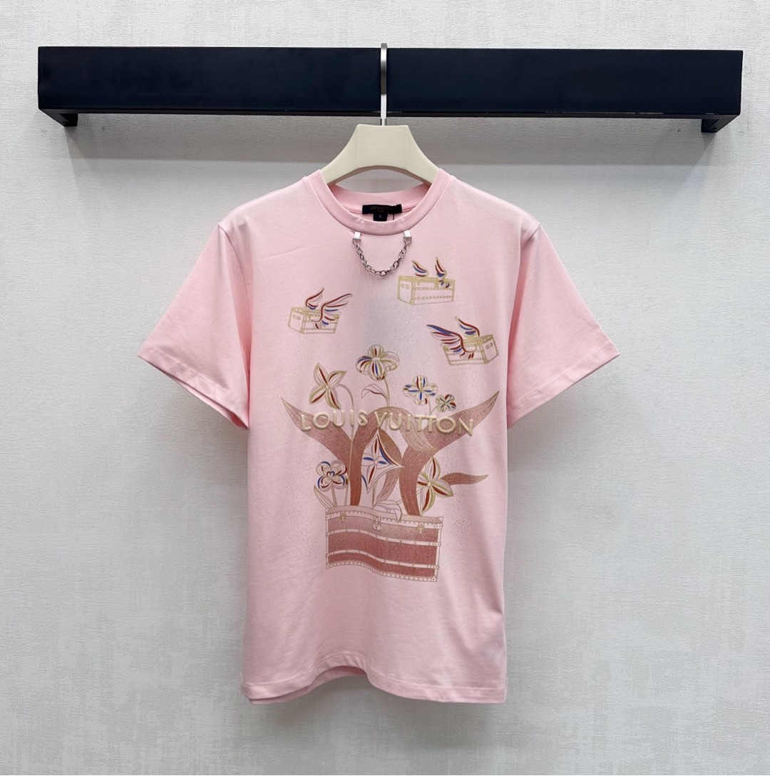NO:656080,Louis Vuitto*2025 new arrivals round neck logo printing. Customized YB imported cotton material. Breathable and comfortable, full of texture. The neckline is decorated with letter chain embellishment. Echoing the iconic blistering to highlight the three-dimensional letter logo decoration, adding layering to the shape. The front printing process outlines the shape of the four-leaf clover pattern bag, highlighting the brand tone. Development of surface accessories. Regular short-sleeved T-shirt tailoring. Stylish when worn alone. High version 3 colors, Louis Vuitto  vuitton,T-shirt,tees,t-shirt,alexander wang19860909Louis Vuitto*2025新品上架圆领徽标印花 定制YB进口全棉材质 透气舒适 质感十足 领口饰以字母链条点缀设计 呼应标志性起泡凸显立体字母徽标装饰 增添造型层次感 前襟印花工艺勾勒四叶草图案箱包造型 彰显品牌调性 面辅料开发 常规短袖T恤版型剪裁 单穿内搭出彩时髦   高版本3色,,louis vuitton,T-shirt,tees，t-shirt,alexander wang,Women's clothing