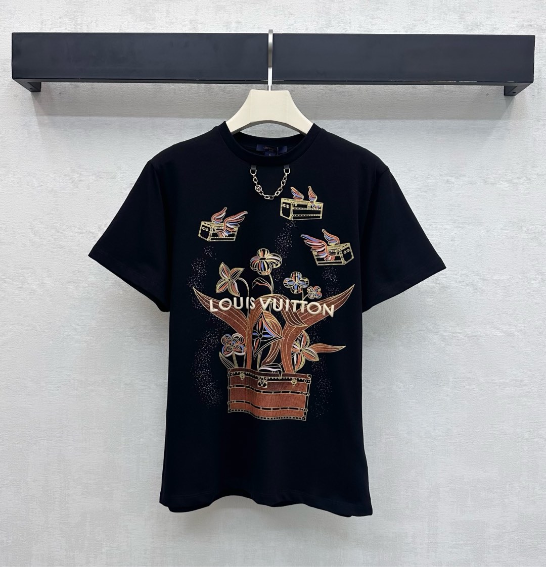 NO:656100,Louis Vuitto*2025 new arrivals round neck logo printing. Customized YB imported cotton material. Breathable and comfortable, full of texture. The neckline is decorated with letter chain embellishment. Echoing the iconic blistering to highlight the three-dimensional letter logo decoration, adding layering to the shape. The front printing process outlines the shape of the four-leaf clover pattern bag, highlighting the brand tone. Development of surface accessories. Regular short-sleeved T-shirt tailoring. Stylish when worn alone. High version 3 colors, Louis Vuitto  vuitton,T-shirt,tees,t-shirt,alexander wang19860909Louis Vuitto*2025新品上架圆领徽标印花 定制YB进口全棉材质 透气舒适 质感十足 领口饰以字母链条点缀设计 呼应标志性起泡凸显立体字母徽标装饰 增添造型层次感 前襟印花工艺勾勒四叶草图案箱包造型 彰显品牌调性 面辅料开发 常规短袖T恤版型剪裁 单穿内搭出彩时髦   高版本3色,,louis vuitton,T-shirt,tees，t-shirt,alexander wang,Women's clothing