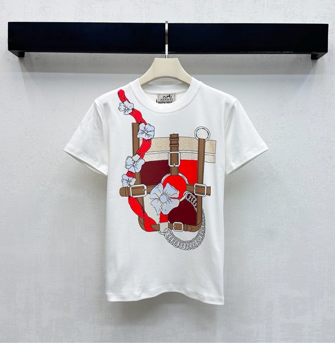 NO:656057,Herme*2025 new products are on the shelves. Round neck logo printing is customized. YB imported cotton material is breathable, comfortable and full of texture. The restored color printing process on the chest outlines the flower pattern and belt buckle logo collision, adding a layered look. The inner neck is embellished with iconic letter printing elements to highlight the brand tone. Surface accessories development. Round neck short-sleeved T-shirt tailoring. Rich artistic style. It is fashionable when worn alone. High version, hermes, T-shirt, tees, t-shirt, alexander wang19860909Herme*2025新品上架圆领徽标印花定制YB进口全棉材质 透气舒适 质感十足 胸前还原色彩印花工艺勾勒花朵图案皮带扣徽标碰撞 增添造型层次感 内领口点缀标志性字母印花元素 彰显品牌调性 面辅料开发 圆领短袖T恤剪裁 艺术风格层次丰富 单穿内搭出彩时髦  高版本,,hermes,T-shirt,tees，t-shirt,alexander wang,Women's clothing