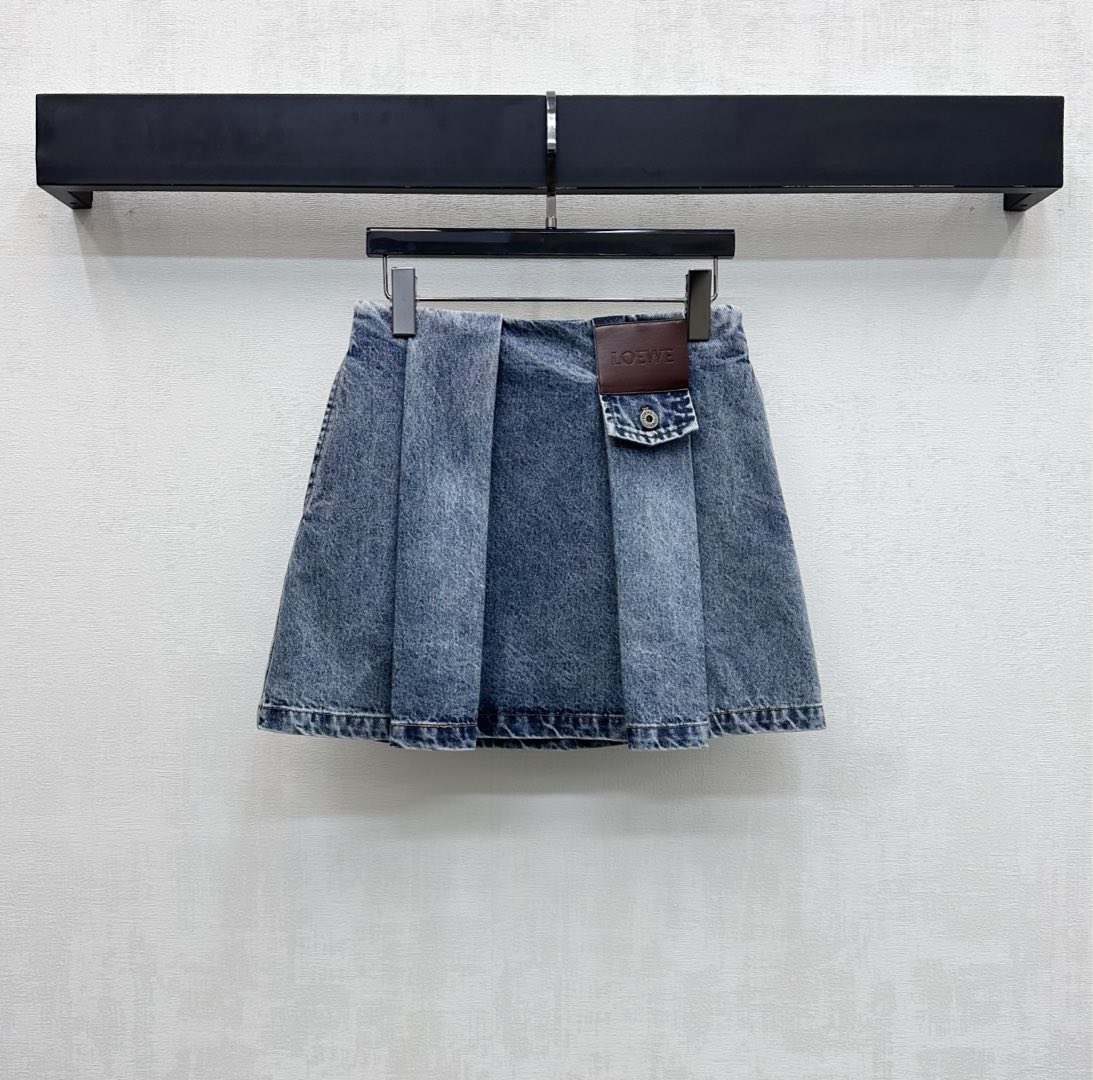 NO:656049,Loew*2025 new arrival leather label pleated denim skirt, customized YB imported twill cotton denim material, crisp and stylish, high-quality texture, multiple enzyme washes to create retro craftsmanship, zipper adjustment on one side, and pleated cutting design on the front to add layering to the look. Leather logo decoration with iconic engraved letters on the waist highlights the brand's tone. Development of surface accessories. High-waisted A-hem skirt style tailoring. Casually match and wear high-end fashion.  high version,,loewe,skirts,alexander wang19860909Loew*2025新品上架皮标压褶牛仔半裙定制YB进口斜纹全棉牛仔材质 挺括有型 质感上乘 多重酵素洗水打造复古工艺单侧沿用拉链调节配合前片压褶裁剪设计 增添造型层次感 腰间点缀标志性刻印字母皮革徽标装饰 彰显品牌调性 面辅料开发 高腰A摆半裙版型剪裁 随意搭配穿搭高级时髦   高版本,,loewe,skirts,alexander wang,Women's clothing