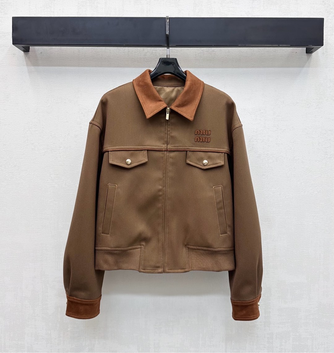 NO:655975,Miumi*2025 new products are on the shelves. The suede splicing jacket is made of YB imported cotton and polyester material. It is crisp and stylish and full of texture. The placket is adjusted with an engraved zipper. The collar and cuffs are spliced with suede decoration to add layering to the look. The iconic letter logo element is embellished on the chest to highlight the brand's tone. The development of surface accessories. Lapel zipper jacket tailoring. Casually matched with skirts and trousers to show youthful vitality. Fashionable must-have.  High version 2 colors,,miumiu,skirts,jackets & coats,jackets & coats,chamois leather,alexander wang19860909Miumi*2025新品上架麂皮拼接夹克外套定制YB进口棉涤材质 挺括有型 质感十足 开襟沿用刻印拉链调节设计 配合领边与袖口拼接麂皮装饰 增添造型层次感 胸前点缀标志性字母徽标元素 彰显品牌调性 面辅料开发 翻领拉链外套剪裁 随意搭配裙裤装 尽显年轻活力气息 时髦精必入 高版本2色,,miumiu,skirts,jackets & coats,jackets & coats,chamois leather,alexander wang,Women's clothing