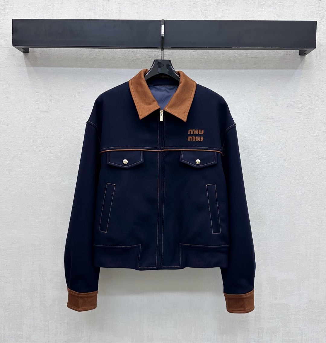 NO:655964,Miumi*2025 new products are on the shelves. The suede splicing jacket is made of YB imported cotton and polyester material. It is crisp and stylish and full of texture. The placket is adjusted with an engraved zipper. The collar and cuffs are spliced with suede decoration to add layering to the look. The iconic letter logo element is embellished on the chest to highlight the brand's tone. The development of surface accessories. Lapel zipper jacket tailoring. Casually matched with skirts and trousers to show youthful vitality. Fashionable must-have.  High version 2 colors,,miumiu,skirts,jackets & coats,jackets & coats,chamois leather,alexander wang19860909Miumi*2025新品上架麂皮拼接夹克外套定制YB进口棉涤材质 挺括有型 质感十足 开襟沿用刻印拉链调节设计 配合领边与袖口拼接麂皮装饰 增添造型层次感 胸前点缀标志性字母徽标元素 彰显品牌调性 面辅料开发 翻领拉链外套剪裁 随意搭配裙裤装 尽显年轻活力气息 时髦精必入 高版本2色,,miumiu,skirts,jackets & coats,jackets & coats,chamois leather,alexander wang,Women's clothing