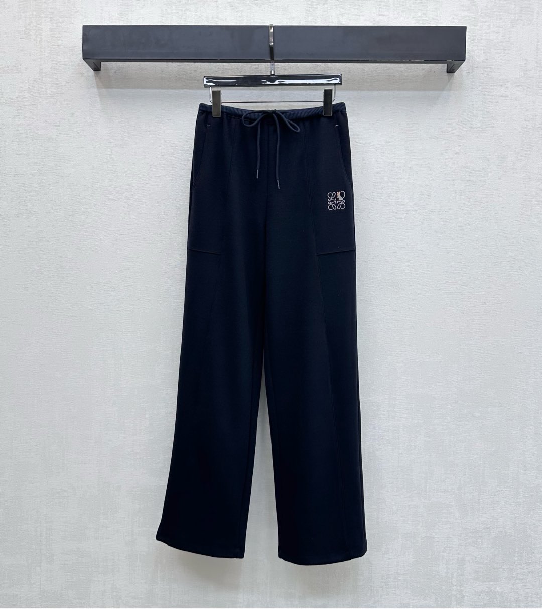 NO:656045,Lowe*2025 new arrivals. Straight-leg trousers with embroidered logo. Customized YB imported wool material. Sleek and stylish. High-quality texture. The waistband is designed with woven binding and drawstring adjustment. It is decorated with three-dimensional flap pockets on the back to add layering to the look. The side hips are embellished with the iconic letter logo totem embroidery to highlight the brand tone. Development of surface accessories. High-waisted straight-leg trousers with drawstring tailoring. Simple and fashionable for casual matching. High version 2 colors, alexander wang19860909Lowe*2025新品上架刺绣徽标直筒长裤定制YB进口毛呢材质 垂顺有型 质感上乘 腰头沿用编织包边与抽绳调节设计 配合后臀立体翻盖口袋装饰 增添造型层次感 侧胯点缀标志性字母徽标图腾刺绣标识 彰显品牌调性 面辅料开发 高腰抽绳直筒长裤剪裁 随意搭配穿搭简约时髦 高版本2色,,alexander wang,Women's clothing