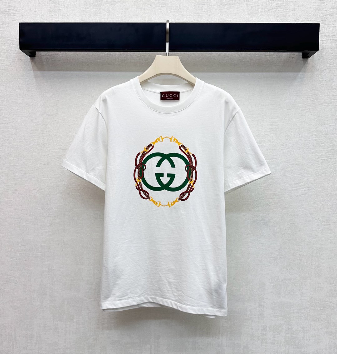 NO:656018,Gucc*2025 new products are on the shelves. Customized YB imported cotton material with New Year letter logo. Breathable, comfortable and full of texture. The double G letter logo is embellished with horsebit elements on the chest to highlight the brand tone. Color collision adds layering to the look. Surface accessories development. Conventional short-sleeved T-shirt style tailoring. Wear western style and fashionable. New Year series. High version 3 colors, gucci, T-shirt, tees, t-shirt, alexander wang19860909Gucc*2025新品上架贺岁字母徽标定制YB进口全棉材质 透气舒适 质感十足 胸前饰以双G字母徽标点缀马衔扣元素 彰显品牌调性 色彩碰撞增添造型层次感 面辅料开发 常规短袖T恤版型剪裁 穿搭洋气时髦 新年贺岁系列  高版本3色,,gucci,T-shirt,tees，t-shirt,alexander wang,Women's clothing