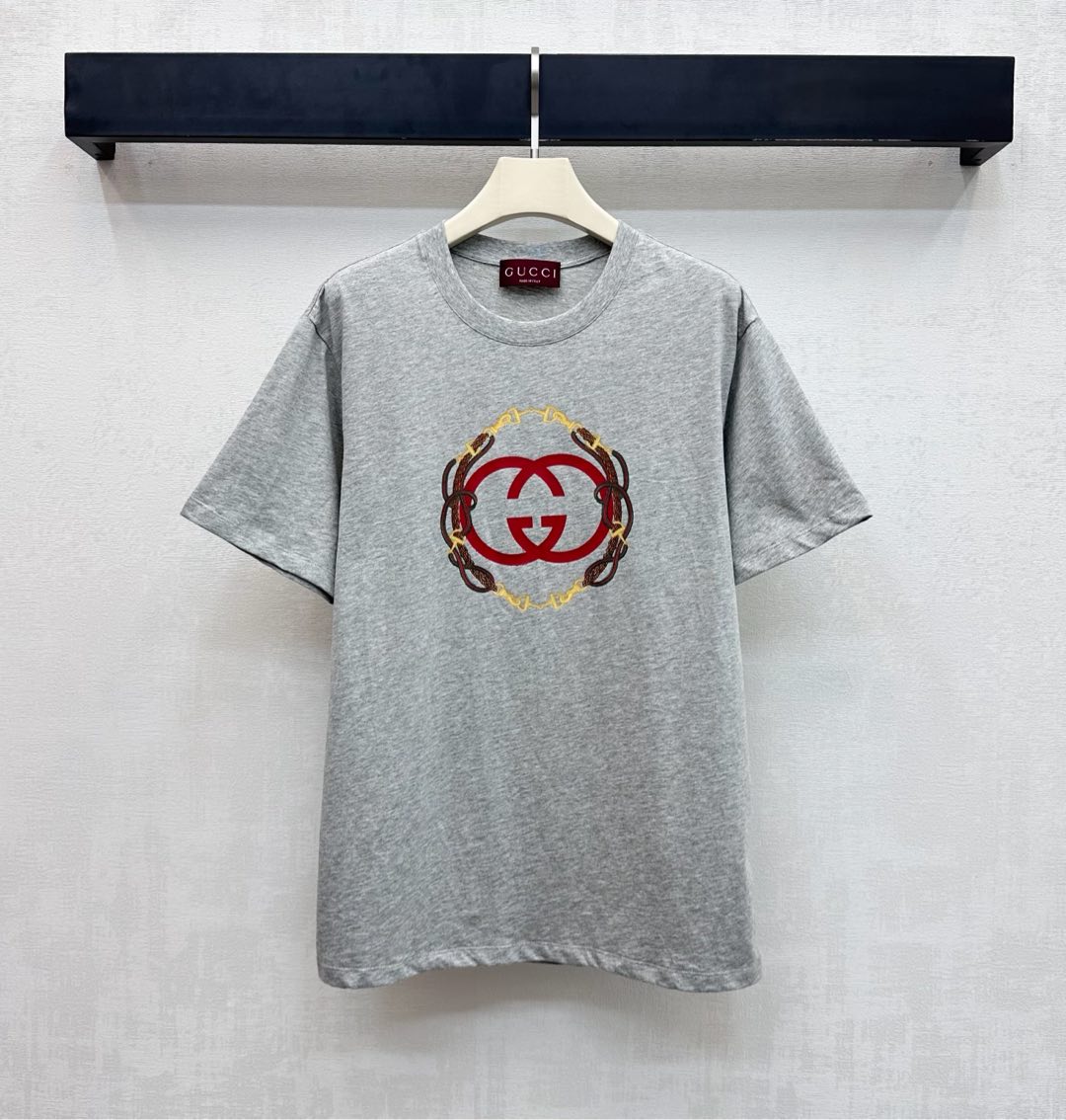 NO:656026,Gucc*2025 new products are on the shelves. Customized YB imported cotton material with New Year letter logo. Breathable, comfortable and full of texture. The double G letter logo is embellished with horsebit elements on the chest to highlight the brand tone. Color collision adds layering to the look. Surface accessories development. Conventional short-sleeved T-shirt style tailoring. Wear western style and fashionable. New Year series. High version 3 colors, gucci, T-shirt, tees, t-shirt, alexander wang19860909Gucc*2025新品上架贺岁字母徽标定制YB进口全棉材质 透气舒适 质感十足 胸前饰以双G字母徽标点缀马衔扣元素 彰显品牌调性 色彩碰撞增添造型层次感 面辅料开发 常规短袖T恤版型剪裁 穿搭洋气时髦 新年贺岁系列  高版本3色,,gucci,T-shirt,tees，t-shirt,alexander wang,Women's clothing
