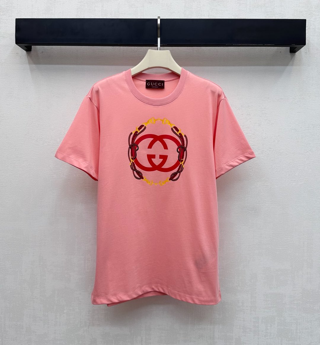 NO:656010,Gucc*2025 new products are on the shelves. Customized YB imported cotton material with New Year letter logo. Breathable, comfortable and full of texture. The double G letter logo is embellished with horsebit elements on the chest to highlight the brand tone. Color collision adds layering to the look. Surface accessories development. Conventional short-sleeved T-shirt style tailoring. Wear western style and fashionable. New Year series. High version 3 colors, gucci, T-shirt, tees, t-shirt, alexander wang19860909Gucc*2025新品上架贺岁字母徽标定制YB进口全棉材质 透气舒适 质感十足 胸前饰以双G字母徽标点缀马衔扣元素 彰显品牌调性 色彩碰撞增添造型层次感 面辅料开发 常规短袖T恤版型剪裁 穿搭洋气时髦 新年贺岁系列  高版本3色,,gucci,T-shirt,tees，t-shirt,alexander wang,Women's clothing