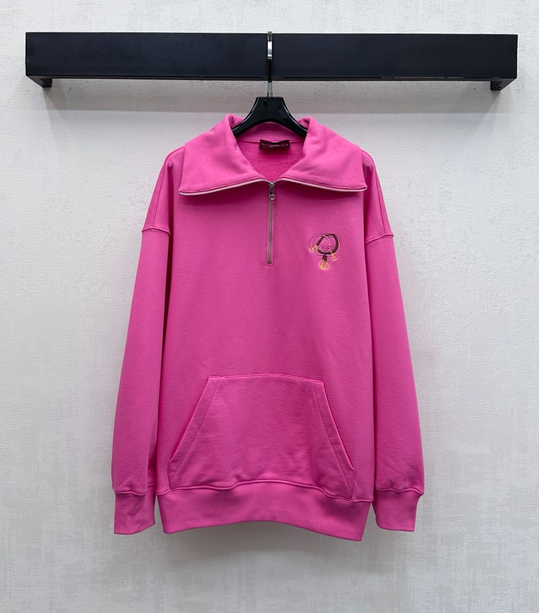 NO:655990,Gucc*2025 new products on the shelves New Year letter logo lapel sweatshirt customized YB imported virgin cotton material Breathable, comfortable and full of texture Double G letter embroidered logo on the chest embellished with horsebit elements to highlight the brand tone Half-open zipper adjustment design Add color collision to add layering to the look Fabric and accessories development Lapel loose sweatshirt style tailoring Western and fashionable wear New Year series High version, gucci, hoodie, sweatshirts, alexander  wang19860909Gucc*2025新品上架贺岁字母徽标翻领卫衣定制YB进口原生全棉材质 透气舒适 质感十足 胸口饰以双G字母刺绣徽标点缀马衔扣元素 彰显品牌调性 半开襟拉链调节设计 配合色彩碰撞增添造型层次感 面辅料开发 翻领宽松卫衣版型剪裁 穿搭洋气时髦 新年贺岁系列 高版本,,gucci,hoodie,sweatshirts,alexander wang,Women's clothing