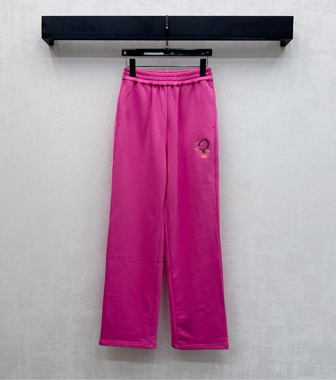 NO:655985,Gucc*2025 new products are on the shelves. Straight-leg trousers with Lunar New Year letter logo. Customized YB imported virgin cotton material. Breathable, comfortable and full of texture. Double G letter embroidery logo on the waist span and horsebit element. Highlight the brand tone. Color collision adds layering to the look. Surface accessories development. Stretch waist straight-leg trousers style tailoring. Wear fashionable style. New Year series. High version, gucci, alexander wang19860909Gucc*2025新品上架贺岁字母徽标直筒长裤定制YB进口原生全棉材质 透气舒适 质感十足 腰跨侧饰以双G字母刺绣徽标点缀马衔扣元素 彰显品牌调性 色彩碰撞增添造型层次感 面辅料开发 弹力腰直筒长裤版型剪裁 穿搭洋气时髦 新年贺岁系列 高版本,,gucci,alexander wang,Women's clothing