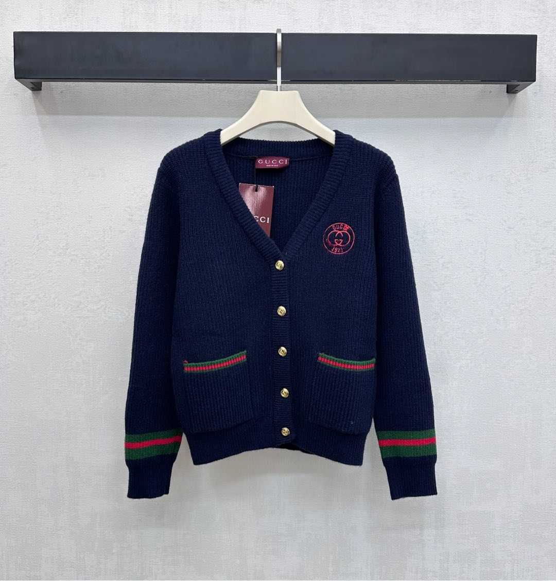 NO:656920,Gucc*2025 new arrivals embroidered logo knitted cardigan, customized YB imported 100% wool knitted material, soft and comfortable, with superior texture. The neckline extends to the hem with contrasting threaded edges that echo the cuffs. The pocket edges and sleeve edges are decorated with red and green stripes to add layering to the look. The iconic embroidered letter logo decoration on the front highlights the brand tone. The development of surface accessories V-neck knitted cardigan tailoring has a simple and elegant upper body, perfect for layering in autumn and winter.  High version 2 colors,,gucci, 19860909Gucc*2025新品上架刺绣徽标针织开衫定制YB进口百分百羊毛针织材质 柔软舒适 质感上乘 领口延伸至下摆融入撞色螺纹包边 与袖口相互呼应 口袋边和袖边沿用红绿条纹修饰 增添造型层次感 前襟标志性刺绣字母徽标装饰 彰显品牌调性 面辅料开发 V领针织开衫剪裁 上身简约大气 秋冬内搭叠穿都完美  高版本2色,,gucci, ,Women's clothing