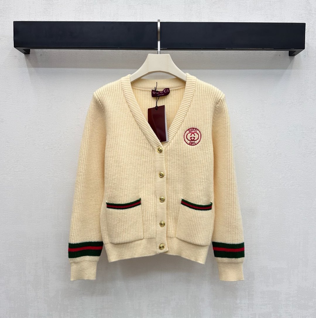NO:656928,Gucc*2025 new arrivals embroidered logo knitted cardigan, customized YB imported 100% wool knitted material, soft and comfortable, with superior texture. The neckline extends to the hem with contrasting threaded edges that echo the cuffs. The pocket edges and sleeve edges are decorated with red and green stripes to add layering to the look. The iconic embroidered letter logo decoration on the front highlights the brand tone. The development of surface accessories V-neck knitted cardigan tailoring has a simple and elegant upper body, perfect for layering in autumn and winter.  High version 2 colors,,gucci,alexander wang19860909Gucc*2025新品上架刺绣徽标针织开衫定制YB进口百分百羊毛针织材质 柔软舒适 质感上乘 领口延伸至下摆融入撞色螺纹包边 与袖口相互呼应 口袋边和袖边沿用红绿条纹修饰 增添造型层次感 前襟标志性刺绣字母徽标装饰 彰显品牌调性 面辅料开发 V领针织开衫剪裁 上身简约大气 秋冬内搭叠穿都完美  高版本2色,,gucci,alexander wang,Women's clothing