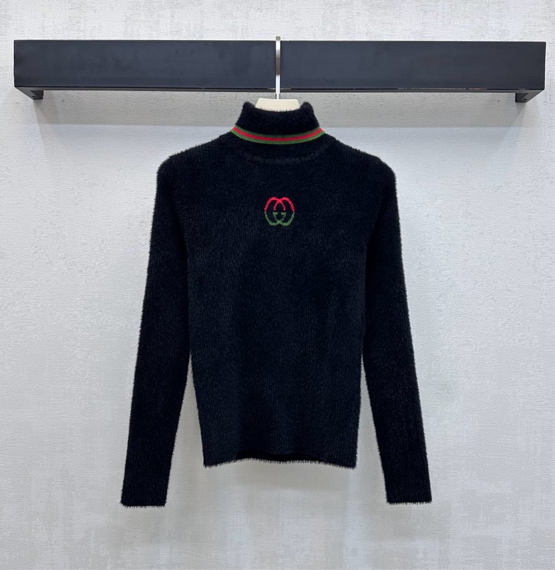 NO:656938,Gucc*2025 new arrivals high-neck letter logo bottoming shirt customized YB imported 100% wool material. Full of elasticity, skin-friendly and soft. Iconic embroidered logo decoration in the center of the chest highlights the brand tone. Red and green stripe contrast design on the collar. It is matched with an elastic close-fitting version to visually slim and slim. The overall line is smooth and adds layering to the shape. Surface accessories development. Slim-fitting high-neck bottoming shirt tailoring. Wear alone and layered, relaxed and fashionable. High version 2 colors, gucci, alexander  wang19860909Gucc*2025新品上架高领字母徽标打底衫定制YB进口百分百羊毛材质 弹力十足 亲肤柔软 胸前居中点缀标志性刺绣徽标装饰 彰显品牌调性 领边红绿条纹撞色设计 搭配弹性贴身版型视觉修身显瘦 整体线条流畅 增添造型层次感 面辅料开发 修身高领打底衫剪裁 单穿叠穿松弛时髦  高版本2色,,gucci,alexander wang,Women's clothing