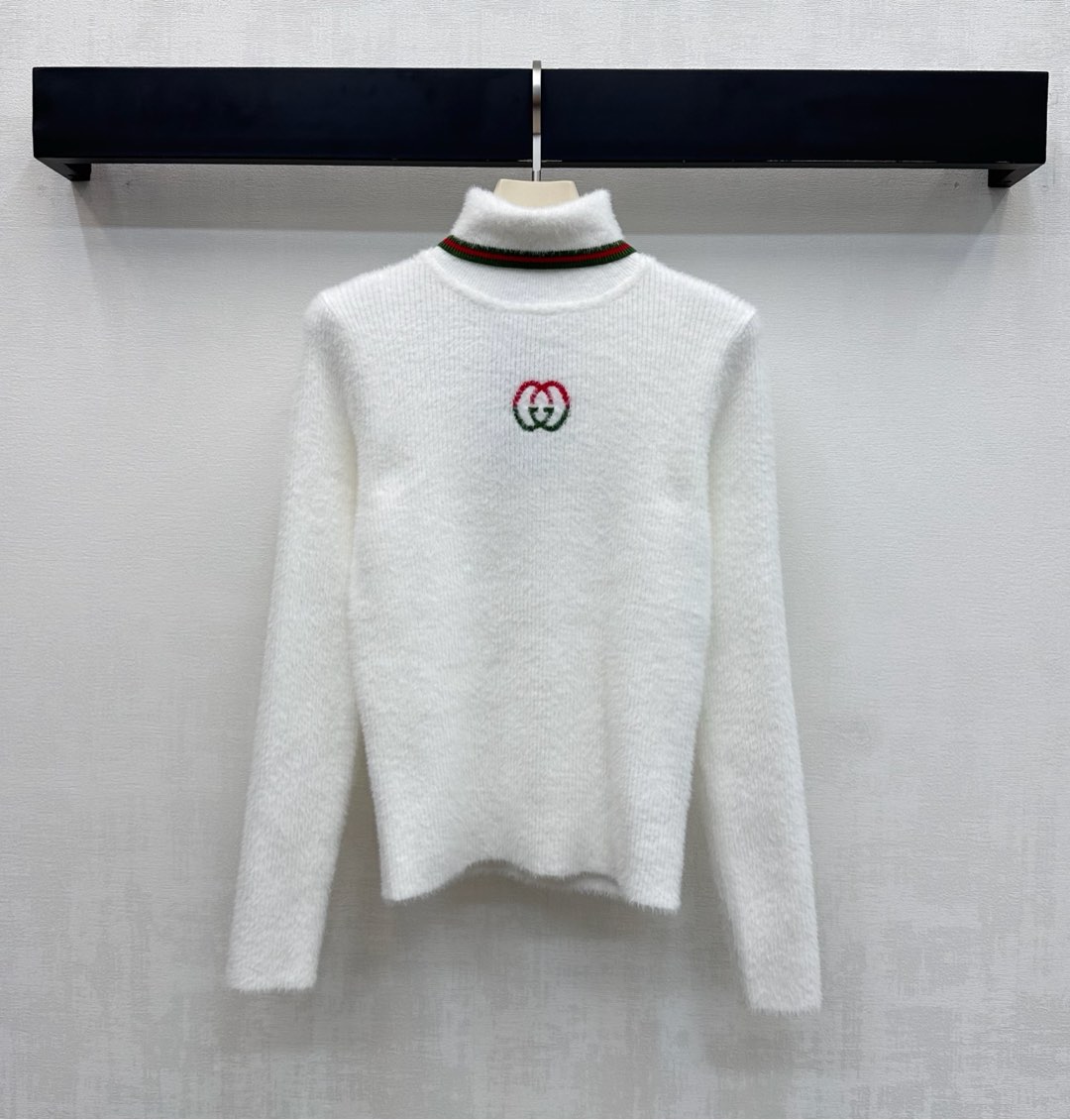 NO:656905,Gucc*2025 new arrivals high-neck letter logo bottoming shirt customized YB imported 100% wool material. Full of elasticity, skin-friendly and soft. Iconic embroidered logo decoration in the center of the chest highlights the brand tone. Red and green stripe contrast design on the collar. It is matched with an elastic close-fitting version to visually slim and slim. The overall line is smooth and adds layering to the shape. Surface accessories development. Slim-fitting high-neck bottoming shirt tailoring. Wear alone and layered, relaxed and fashionable. High version 2 colors, gucci, alexander  wang19860909Gucc*2025新品上架高领字母徽标打底衫定制YB进口百分百羊毛材质 弹力十足 亲肤柔软 胸前居中点缀标志性刺绣徽标装饰 彰显品牌调性 领边红绿条纹撞色设计 搭配弹性贴身版型视觉修身显瘦 整体线条流畅 增添造型层次感 面辅料开发 修身高领打底衫剪裁 单穿叠穿松弛时髦  高版本2色,,gucci,alexander wang,Women's clothing