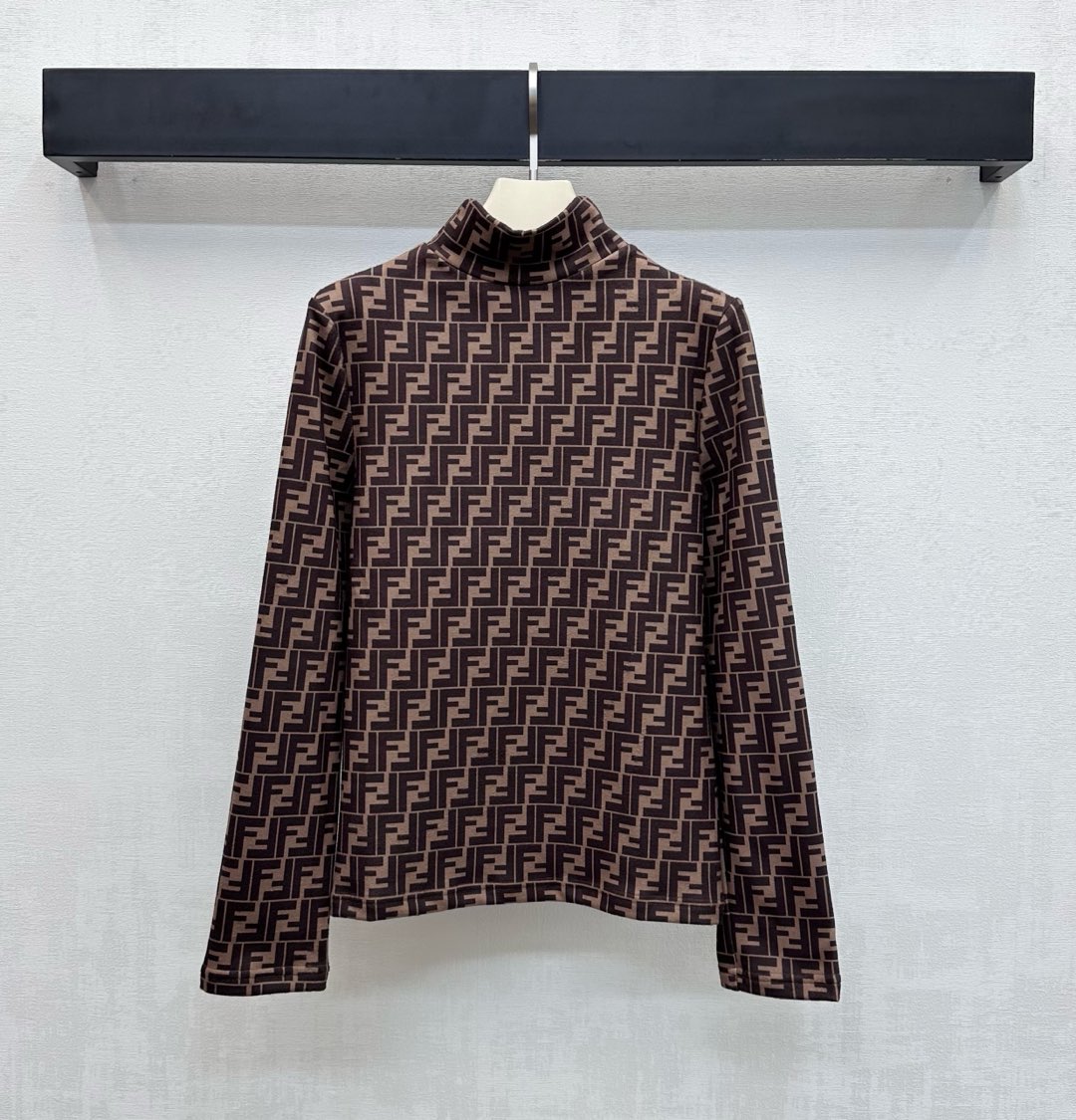 NO:656913,Fend*2025 new products are on the shelves. High-neck plus velvet bottoming shirt customized with YB imported elastic material. Soft and comfortable. Full of elasticity. The overall texture is obvious and visible to the naked eye, making it slimmer and more obvious. The short-pile brushed design inside is excellent for warmth and adds layering to the look. The iconic letter logo elements are all over the body. Get rid of boring monotony and highlight the brand tone. Development of surface accessories. High-neck long-sleeved bottoming shirt tailoring. Wear alone and layered to show your high-end temperament. High version, fendi, alexander  wang19860909Fend*2025新品上架 高领加绒打底衫定制YB进口弹力材质 柔软舒适 弹力十足 整体肌理明显肉眼可见视觉更为显瘦明显 内里短绒磨毛设计 保暖极佳 增添造型层次感 通体满铺标志性字母徽标元素 摆脱无聊单调 彰显品牌调性 面辅料开发 高领长袖打底衫剪裁 单穿叠穿尽显高级气质 高版本,,fendi,alexander wang,Women's clothing