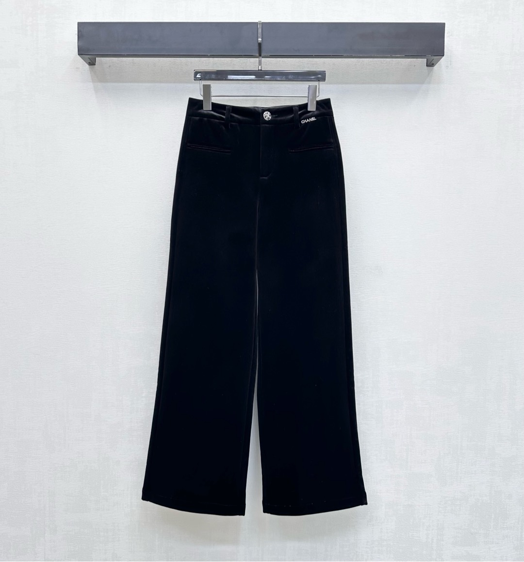 NO:656921,Chane*2025 new product launch straight velvet trousers customized YB imported gold velvet material glossy texture comfortable and soft symmetrical pockets and silhouette design add layering to the look iconic logo button adjustment on the waist and hip and monogram on one side highlight the brand tone development of surface accessories High-waisted straight trousers tailoring Daily upper body tall trousers skin-friendly and silky smooth fashionable dressing guide High version 36 38  40,,chanel,alexander wang19860909Chane*2025新品上架直筒丝绒长裤定制YB进口金丝绒材质 质感光泽 舒适柔软 对称口袋配合廓形版型设计 增添造型层次感 腰胯标志性徽标纽扣调节与单侧字母组合 彰显品牌调性 面辅料开发 高腰直筒长裤剪裁 日常上身立显大长裤 贴肤丝滑 妥妥时髦穿搭指南  高版本36 38 40,,chanel,alexander wang,Women's clothing