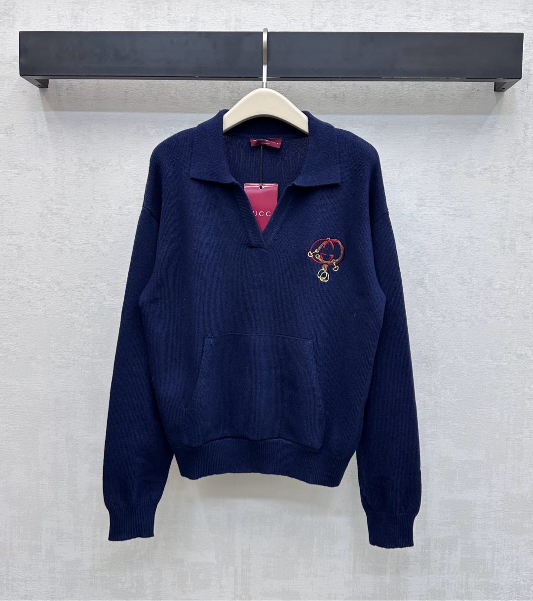 NO:657779,Gucc*2025 new products are on the shelves. Knitted lapel with embroidered logo. Customized YB imported 100% pure wool material. Soft and comfortable with high texture. The collar, cuffs and hem are all processed with threaded hemming details to add layering to the look. The iconic double G embroidered letter logo element is embellished on the chest to highlight the brand tone. The development of surface accessories. V-neck pullover sweater tailoring. It can be easily worn during festivals or daily life. It looks stylish when worn alone.  High version 2 colors,,gucci,sweaters,alexander wang19860909Gucc*2025新品上架 翻领刺绣徽标针织 定制YB进口百分百纯羊毛材质 柔软舒适 质感上乘 领边袖口与衣摆都沿用螺纹包边细节处理 增添造型层次感 胸前点缀标志性双G刺绣字母徽标元素 彰显品牌调性 面辅料开发 V领套头毛衣剪裁 节日或日常都能轻松驾驭 单穿内搭都很好看时髦  高版本2色,,gucci,sweaters,alexander wang,Women's clothing