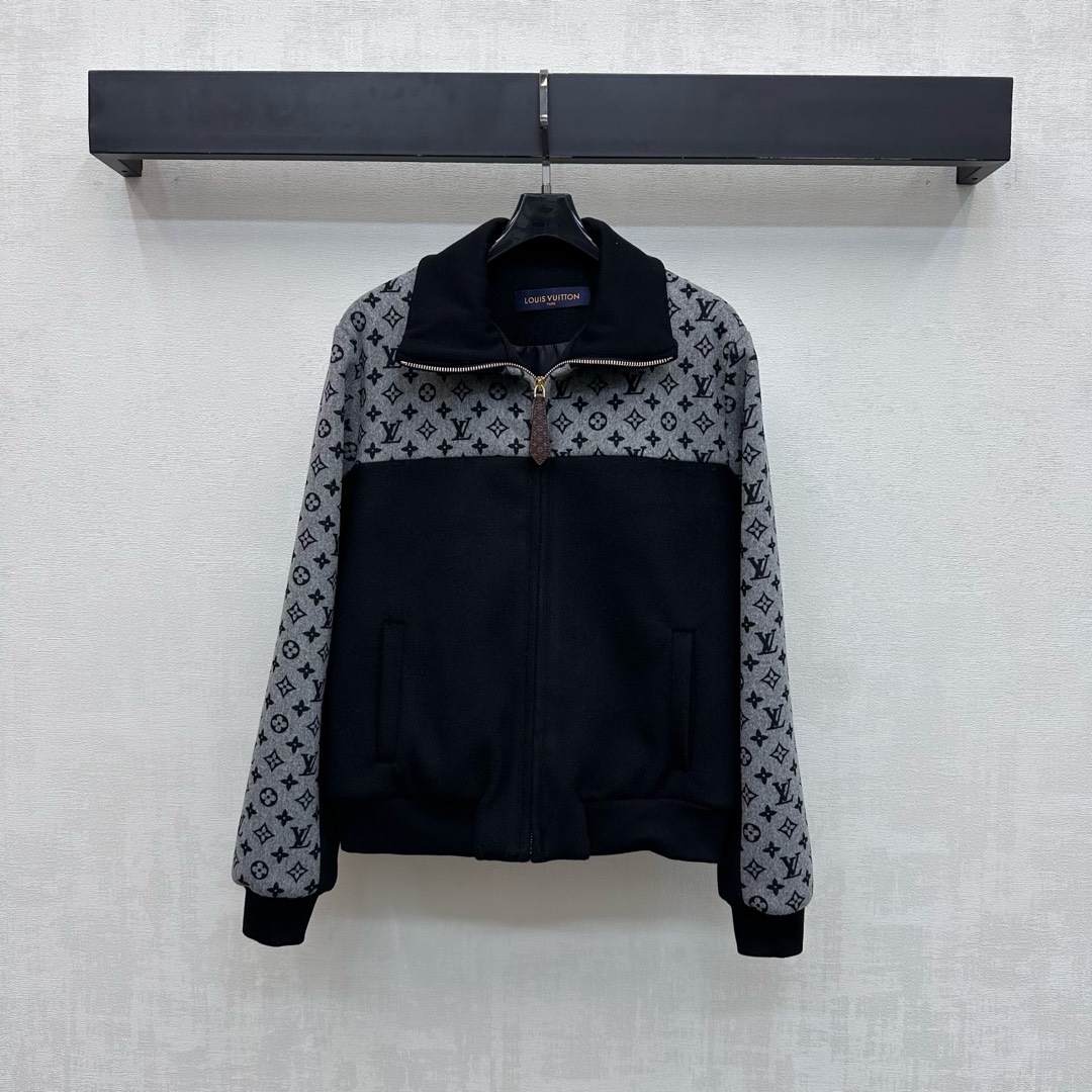 NO:656908,Louis Vuitto*2025 new arrivals jacquard lapel jacket made of YB imported woolen material. Stiff and stylish. The placket is designed with leather label zipper adjustment. The hem, cuffs and collar are all processed with elastic threaded edges to add layering to the look. The shoulders and sleeves are decorated with the iconic four-leaf clover letter jacquard elements to highlight the brand's tone. Surface accessories development. Lapel jacket tailoring. Fashion trend for daily matching. High version, Louis Vuitto  vuitton,jackets & coats,jackets & coats,alexander wang19860909Louis Vuitto*2025新品上架提花翻领夹克外套定制YB进口羊毛呢材质 挺括有型 开襟沿用皮标拉链调节设计 衣摆袖口与领边都采用弹力螺纹包边细节处理 增添造型层次感 肩头和袖都用标志性四叶草字母提花元素修饰 彰显品牌调性 面辅料开发 翻领夹克外套剪裁 日常搭配时尚潮流 高版本,,louis vuitton,jackets & coats,jackets & coats,alexander wang,Women's clothing