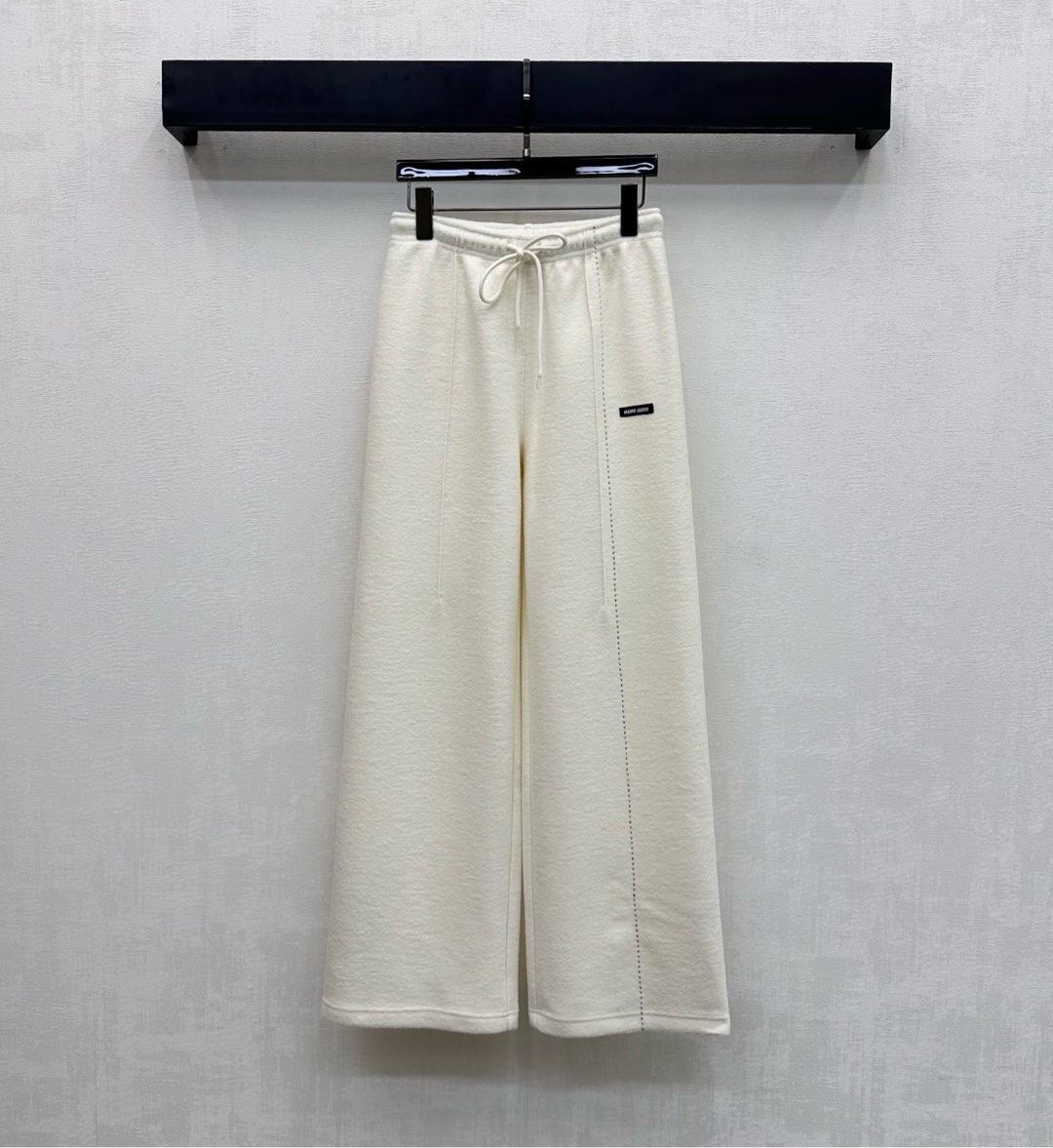 NO:656853,Miumi*2025 new products on the shelves. Straight drawstring logo trousers. Customized YB imported woolen material. Slim and stylish. Soft and comfortable. Elastic waist and drawstring adjustment design. One side is decorated with contrasting lines to add layering to the look. Iconic letter cloth logo decoration on the waist and hip highlights the brand's tone. Development of surface accessories. High-waisted drawstring cut. Easy to match and wear, simple and fashionable.  High version 3 colors,,miumiu,alexander wang19860909Miumi*2025新品上架 直筒抽绳徽标长裤 定制YB进口毛呢材质 垂顺有型 柔软舒适 腰间弹力松紧配合抽绳调节设计 单侧沿用撞色线条走线修饰 增添造型层次感 腰胯侧处点缀标志性字母布标徽标装饰 彰显品牌调性 面辅料开发 高腰抽绳版型剪裁 随意搭配穿搭简约时髦 高版本3色,,miumiu,alexander wang,Women's clothing