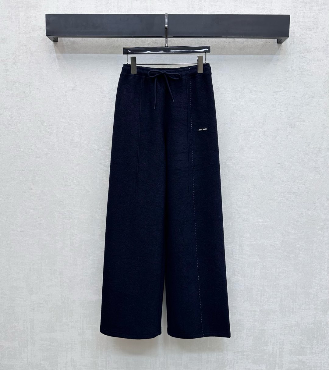 NO:656863,Miumi*2025 new products on the shelves. Straight drawstring logo trousers. Customized YB imported woolen material. Slim and stylish. Soft and comfortable. Elastic waist and drawstring adjustment design. One side is decorated with contrasting lines to add layering to the look. Iconic letter cloth logo decoration on the waist and hip highlights the brand's tone. Development of surface accessories. High-waisted drawstring cut. Easy to match and wear, simple and fashionable.  High version 3 colors,,miumiu,alexander wang19860909Miumi*2025新品上架 直筒抽绳徽标长裤 定制YB进口毛呢材质 垂顺有型 柔软舒适 腰间弹力松紧配合抽绳调节设计 单侧沿用撞色线条走线修饰 增添造型层次感 腰胯侧处点缀标志性字母布标徽标装饰 彰显品牌调性 面辅料开发 高腰抽绳版型剪裁 随意搭配穿搭简约时髦 高版本3色,,miumiu,alexander wang,Women's clothing