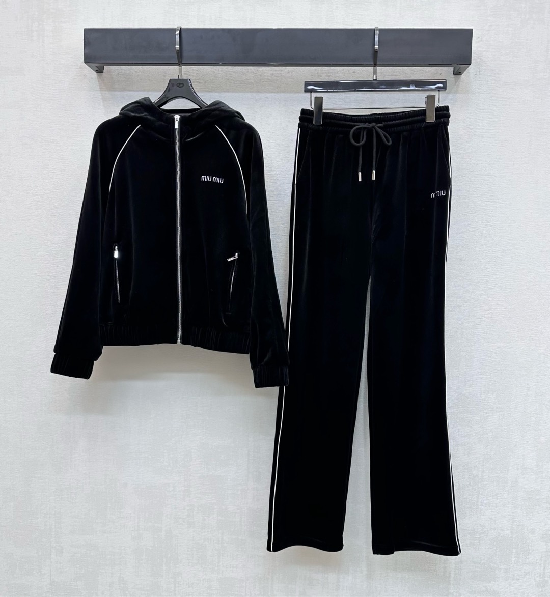 NO:656884,Miumi*2025 new products on the shelves Raglan hooded jacket and trousers velvet suit customized with YB imported velvet material. Textured and glossy, draped and stylish. The engraved zipper is used to adjust the placket and symmetrical pocket design. The hem and cuffs are elasticated and matched with the raglan in contrasting colors to add layering to the look. The iconic embroidered letter logo decoration on the chest echoes the details of the trousers to highlight the brand's tone. Development of surface accessories. Hooded zipper jacket drawstring trousers suit  The complete set is simple yet fashionable and can be easily used for daily commuting. High version,,miumiu,jackets & coats,hats,alexander wang19860909Miumi*2025新品上架插肩连帽外套长裤丝绒套装定制YB进口丝绒材质 质感光泽 垂顺有型 沿用刻印拉链调节开襟与对称口袋设计 衣摆和袖口弹力松紧配合插肩采用撞色处理 增添造型层次感 胸前点缀标志性刺绣字母徽标装饰 与裤子细节上下呼应 彰显品牌调性 面辅料开发 连帽拉链外套抽绳长裤套装 成套穿搭简约不失时尚感 日常通勤都能轻松驾驭   高版本,,miumiu,jackets & coats,hats,alexander wang,Women's clothing