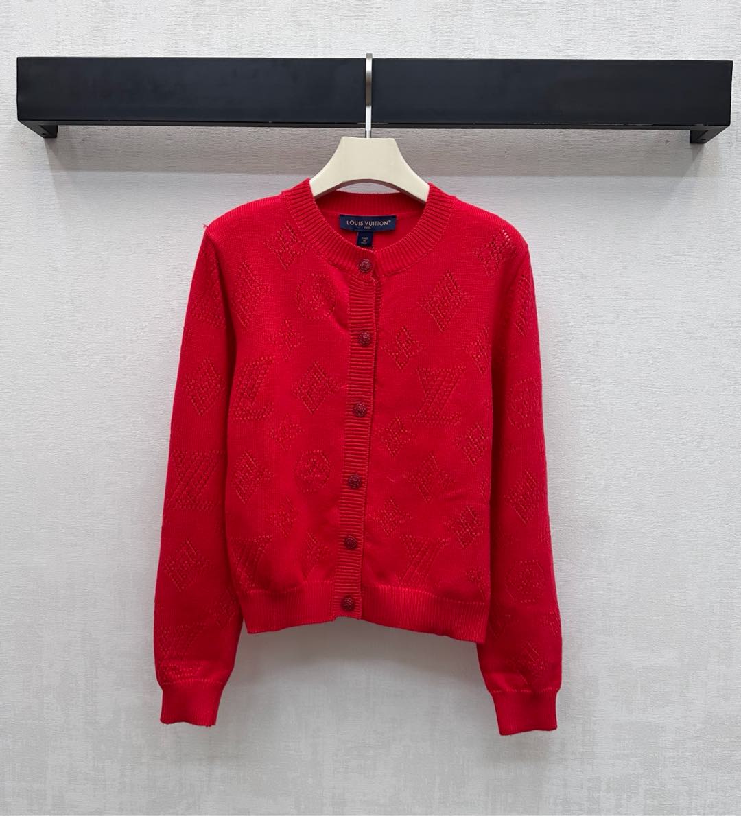 NO:657830,Louis Vuitto*2025 new products are on the shelves. Round-neck hollow knitted top. Customized YB imported wool knitted material. High-quality texture. Comfortable and soft. The overall iconic hollow four-leaf clover letter logo element echoes the engraved buttons to highlight the brand tone. The placket continues to be adjusted with round buttons. The collar, cuffs and hem are all processed with threaded hemming details to add style and brand tone. Development of surface accessories. Regular round-neck cardigan style tailoring.  Fashionable, exquisite and versatile, a must-have for holiday matching and atmosphere. High version, louis vuitton, alexander wang19860909Louis Vuitto*2025新品上架 圆领镂空针织上衣 定制YB进口羊毛针织材质 质感上乘 舒适柔软 整体标志性镂空四叶草字母徽标元素 与刻印纽扣相呼应 彰显品牌调性 开襟沿用圆扣调节设计 配合领边袖口与衣摆都采用螺纹包边细节处理 增添造型品牌调性 面辅料开发 常规圆领开衫版型剪裁 时髦精致百搭 节假日搭配氛围感必备 高版本,,louis vuitton,alexander wang,Women's clothing