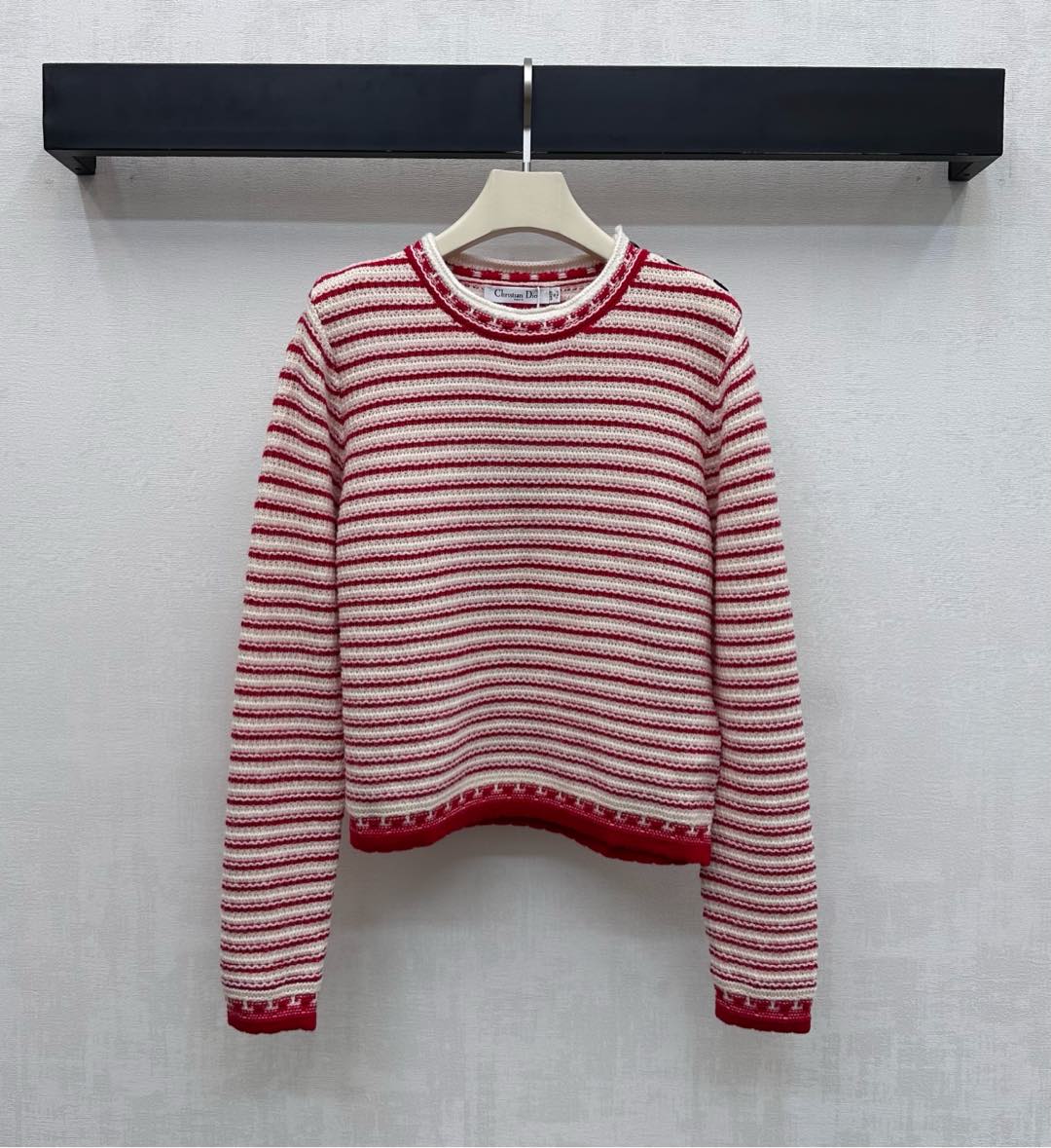 NO:657724,Dio*2025 new products are on the shelves. Striped contrasting round neck knitted top. Customized YB imported wool knitting material. Soft and warm. The shoulders are decorated with iconic letter fishhook molded engraved buttons to highlight the brand tone. The whole body adopts red and white stripes contrasting splicing and matching technology to add layering to the look. Surface accessories development. Round neck pullover knitted sweater tailoring. Classic, fashionable and versatile. Very fashionable when worn alone. High version, dior, sweaters, alexander wang19860909Dio*2025新品上架 条纹撞色圆领针织上衣 定制YB进口羊毛针织材质 柔软保暖 肩头沿用标志性字母鱼钩开模刻印纽扣装饰 彰显品牌调性 整体采用红白条纹撞色拼接搭配工艺 增添造型层次感 面辅料开发 圆领套头针织毛衣剪裁 经典时尚百搭 单穿内搭都很时髦  高版本,,dior,sweaters,alexander wang,Women's clothing