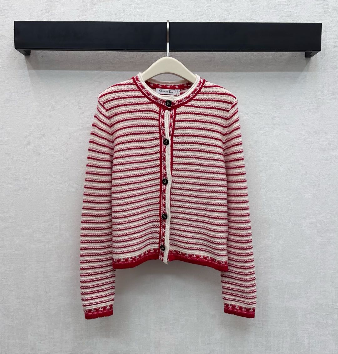 NO:657712,Dio*2025 new products are on the shelves. Striped contrasting round neck knitted cardigan. Customized YB imported wool knitting material. Soft and warm. The iconic letter fishhook molded and engraved button placket adjustment design highlights the brand tone. The whole body adopts red and white stripes contrasting splicing and matching technology to add layering to the look. Surface accessories development. Round neck knitted jacket tailoring. Classic, fashionable and versatile. Very fashionable when worn alone. High version, dior, jackets & coats, alexander  wang19860909Dio*2025新品上架 条纹撞色圆领针织开衫 定制YB进口羊毛针织材质 柔软保暖 沿用标志性字母鱼钩开模刻印纽扣开襟调节设计 彰显品牌调性 整体采用红白条纹撞色拼接搭配工艺 增添造型层次感 面辅料开发 圆领针织外套剪裁 经典时尚百搭 单穿内搭都很时髦  高版本,,dior,jackets & coats,alexander wang,Women's clothing