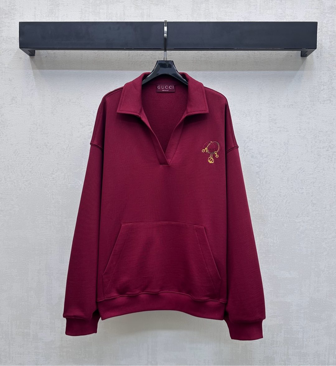 NO:657790,Gucc*2025 new products are on the shelves. Lapel embroidered logo top. Customized YB imported raw twill cotton material. Soft, comfortable and stylish. The collar edge is designed with a wide collar to add layering to the look. The iconic double G embroidered letter logo elements are embellished on the chest to highlight the brand tone. The fabrics and accessories are developed. V-neck pullover sweatshirt tailoring. It can be easily worn during festivals or daily life. It looks stylish when worn alone.  high version,,gucci,hoodie,sweatshirts,alexander wang19860909Gucc*2025新品上架 翻领刺绣徽标上衣 定制YB进口原生斜纹全棉材质 柔软舒适 质感有型 领边沿用宽领版型设计 增添造型层次感 胸前点缀标志性双G刺绣字母徽标元素 彰显品牌调性 面辅料开发 V领套头卫衣剪裁 节日或日常都能轻松驾驭 单穿内搭都很好看时髦  高版本,,gucci,hoodie,sweatshirts,alexander wang,Women's clothing