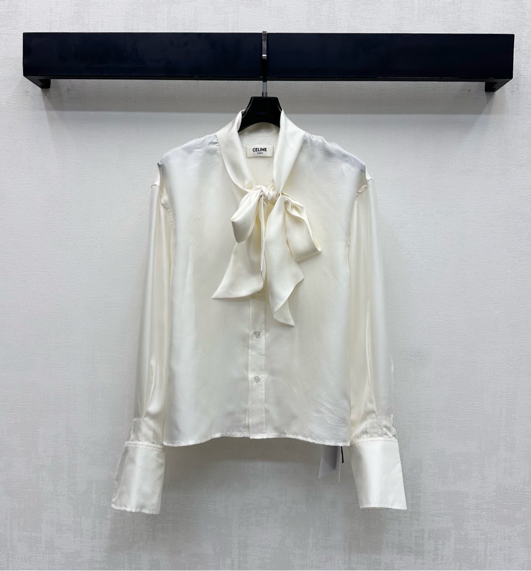 NO:656949,Celin*2025 New Arrivals Ribbon Lace Shirt Customized YB imported mulberry silk cotton material. Texture is shiny, comfortable and delicate. The whole body is plain, low-key, versatile and attractive. It is decorated with a bow tie on the front of the collar. It can be tied loosely to make it more fashionable. The button adjustment design on the front adds a sense of layering. The sleeves are embellished with iconic embroidered letter logo elements to highlight the brand's tone. Development of surface accessories. Long-sleeved shirt tailoring. Simple and advanced for daily commuting and dating.  Age-reducing and foreign style high version,,celine,alexander wang19860909Celin*2025新品上架飘带系带衬衣定制YB进口桑蚕丝棉材质 质感光泽 舒适细腻 通体素色低调百搭耐看 配合领前饰以蝴蝶结系带装点 可松可系更显时髦 前襟沿用纽扣调节设计 增添造型层次感 袖边点缀标志性刺绣字母徽标元素 彰显品牌调性 面辅料开发 长袖衬衣版型剪裁 日常通勤约会穿搭简约高级 减龄洋气  高版本,,celine,alexander wang,Women's clothing