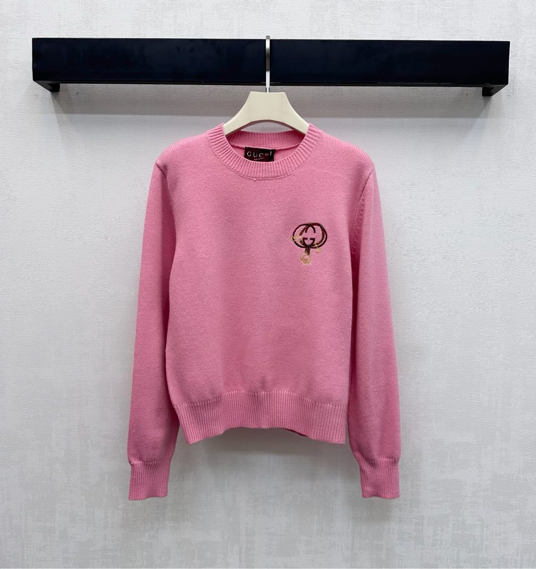 NO:657811,Gucc*2025 new products are on the shelves. Knitted lapel with embroidered logo. Customized YB imported 100% pure wool material. Soft and comfortable with high texture. The collar, cuffs and hem are all processed with threaded hemming details to add layering to the look. The iconic double G embroidered letter logo element is embellished on the chest to highlight the brand tone. Development of surface accessories. Cutting of round-neck pullover sweater. Can be easily worn during festivals or daily life. Looks fashionable when worn alone.  High version 3 colors,,gucci,sweaters,alexander wang19860909Gucc*2025新品上架 翻领刺绣徽标针织 定制YB进口百分百纯羊毛材质 柔软舒适 质感上乘 领边袖口与衣摆都沿用螺纹包边细节处理 增添造型层次感 胸前点缀标志性双G刺绣字母徽标元素 彰显品牌调性 面辅料开发 圆领套头毛衣剪裁 节日或日常都能轻松驾驭 单穿内搭都很好看时髦   高版本3色,,gucci,sweaters,alexander wang,Women's clothing