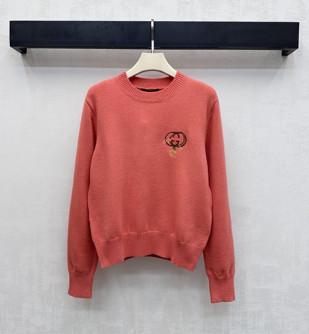 NO:657851,Gucc*2025 new products are on the shelves. Knitted lapel with embroidered logo. Customized YB imported 100% pure wool material. Soft and comfortable with high texture. The collar, cuffs and hem are all processed with threaded hemming details to add layering to the look. The iconic double G embroidered letter logo element is embellished on the chest to highlight the brand tone. Development of surface accessories. Cutting of round-neck pullover sweater. Can be easily worn during festivals or daily life. Looks fashionable when worn alone.  High version 3 colors,,gucci,sweaters,alexander wang19860909Gucc*2025新品上架 翻领刺绣徽标针织 定制YB进口百分百纯羊毛材质 柔软舒适 质感上乘 领边袖口与衣摆都沿用螺纹包边细节处理 增添造型层次感 胸前点缀标志性双G刺绣字母徽标元素 彰显品牌调性 面辅料开发 圆领套头毛衣剪裁 节日或日常都能轻松驾驭 单穿内搭都很好看时髦   高版本3色,,gucci,sweaters,alexander wang,Women's clothing