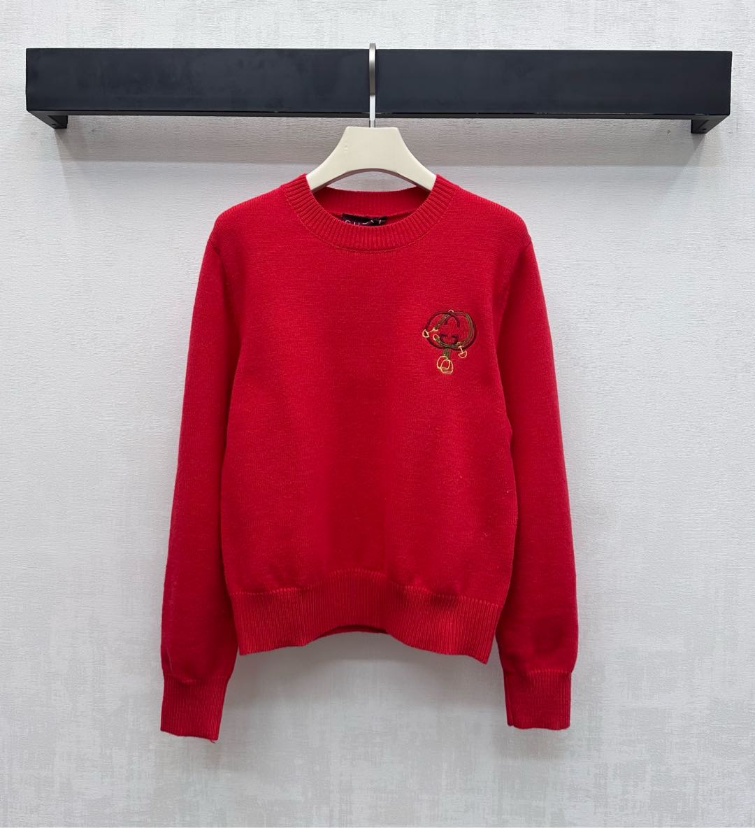 NO:657840,Gucc*2025 new products are on the shelves. Knitted lapel with embroidered logo. Customized YB imported 100% pure wool material. Soft and comfortable with high texture. The collar, cuffs and hem are all processed with threaded hemming details to add layering to the look. The iconic double G embroidered letter logo element is embellished on the chest to highlight the brand tone. Development of surface accessories. Cutting of round-neck pullover sweater. Can be easily worn during festivals or daily life. Looks fashionable when worn alone.  High version 3 colors,,sweaters,alexander wang19860909Gucc*2025新品上架 翻领刺绣徽标针织 定制YB进口百分百纯羊毛材质 柔软舒适 质感上乘 领边袖口与衣摆都沿用螺纹包边细节处理 增添造型层次感 胸前点缀标志性双G刺绣字母徽标元素 彰显品牌调性 面辅料开发 圆领套头毛衣剪裁 节日或日常都能轻松驾驭 单穿内搭都很好看时髦   高版本3色,,sweaters,alexander wang,Women's clothing