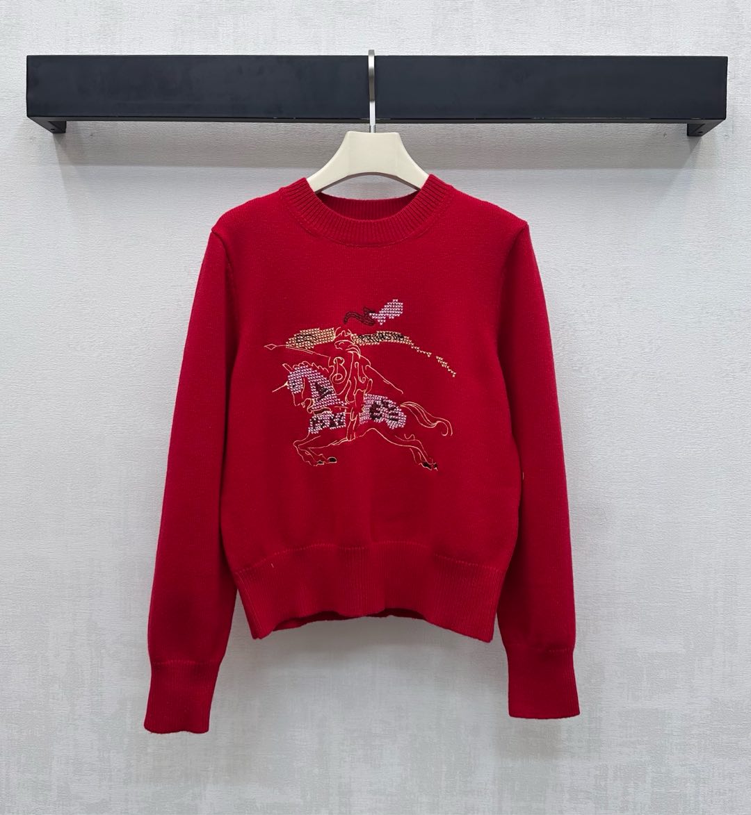 NO:657773,Bur BBR*2025 new products are on the shelves. Heavy embroidered knitted top. Customized YB imported wool knitted material. High quality, soft and comfortable. The heavy embroidered knight pattern is used in the center of the chest with iconic letter elements to highlight the brand tone. The collar, cuffs and hem are all processed with threaded hemming details to add layering to the look. Surface accessories are developed. Round neck pullover knitted sweater tailoring. The style is low-key without losing quality. Casual and fashionable wear. Suitable for commuting and daily travel.  High version 2 colors,,sweaters,alexander wang19860909Bur BBR*2025新品上架 重工刺绣针织上衣 定制YB进口羊毛针织材质 质感上乘 柔软舒适 胸前居中沿用重工刺绣骑士图案配合标志性字母元素 彰显品牌调性 领边袖口与衣摆都采用螺纹包边细节处理 增添造型层次感 面辅料开发 圆领套头针织毛衣剪裁 风格低调不失质感 穿搭休闲时髦 通勤日常出行都适配  高版本2色,,sweaters,alexander wang,Women's clothing