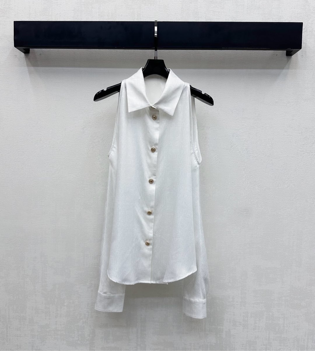NO:657765,Chane*2025 new products are on the shelves. Off-shoulder button-down shirt top. Customized YB imported raw twill cotton material. High-quality texture, comfortable and breathable. The placket is decorated with the iconic double C letter buttons. It echoes the round button decoration on the cuffs and highlights the brand tone. French style small fragrance high-intelligence off-shoulder white shirt. Matches the hem silhouette and has a gentle atmosphere. Adds layering to the look. Development of surface accessories. Loose off-shoulder cut.  Wear it with a skirt or jeans to instantly look relaxed and beautiful. You can wear it for commuting and dating. High version 36 38 40,,chanel,skirts,jeans,shirts,alexander wang19860909Chane*2025新品上架 露肩纽扣衬衫上衣 定制YB进口原生斜纹棉材质 质感上乘 舒适透气 开襟沿用标志性双C字母纽扣点缀 呼应袖口圆扣装饰 彰显品牌调性 法式小香风高智感露肩白衬衫 配合衣摆廓形版型 自带温柔氛围感 增添造型层次感 面辅料开发 宽松露肩版型剪裁 搭半裙或牛仔裤秒变松弛感美人 通勤约会都能穿 高版本36 38 40,,chanel,skirts,jeans,shirts,alexander wang,Women's clothing