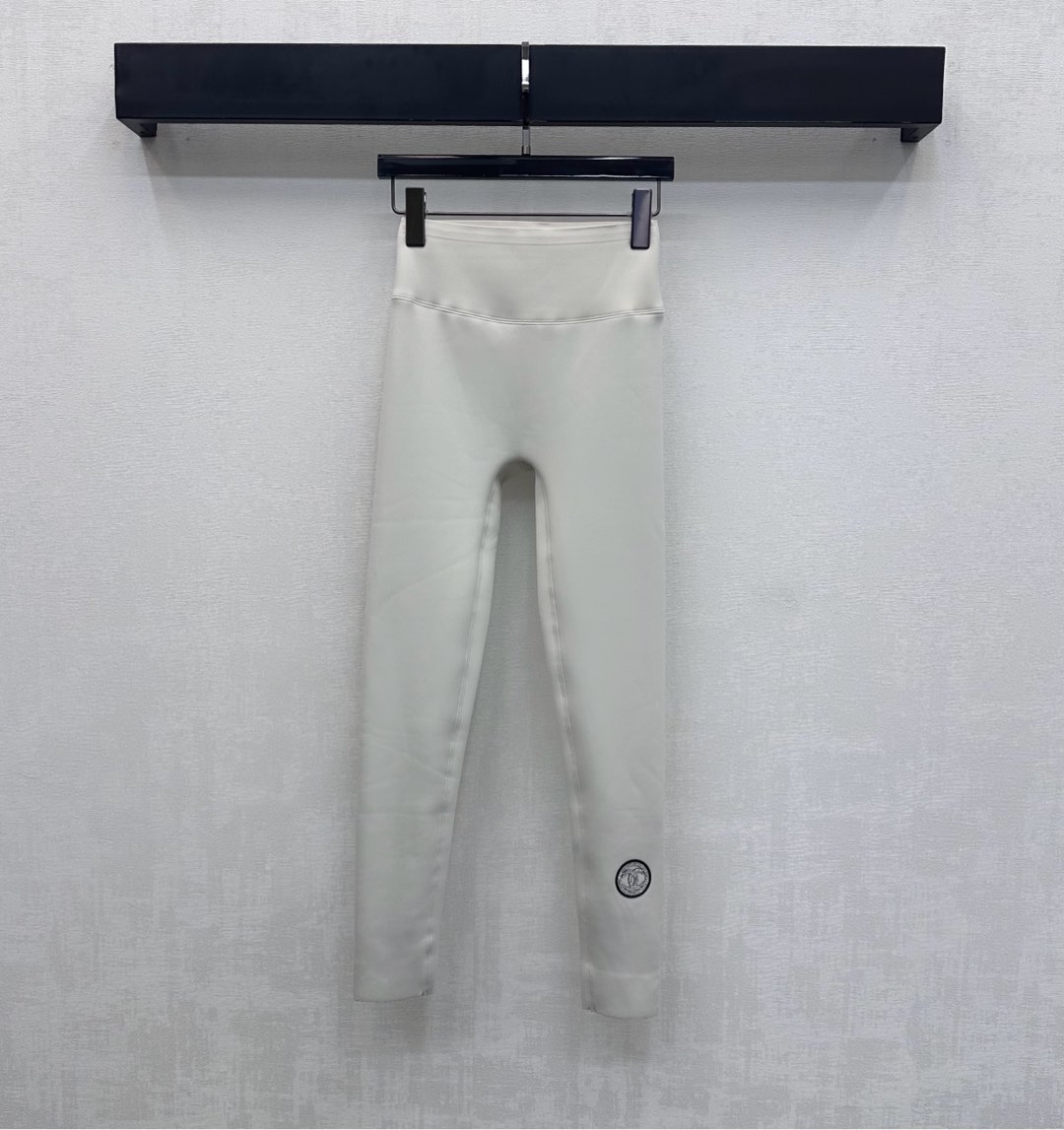 NO:685304,Chane*2025 new products are on the shelves High-elastic leggings with velvet and hot-drilled logo Customized YB imported velvet high-elastic material Comfortable to wear Highly elastic lining with short velvet particles that feel soft to the touch Essential for keeping warm in cold winters Hip lift and slim fit Add style layering Double C letter logo decoration on the outside of the trouser legs with hot-drilled process Highlights the brand tone Development of surface accessories Suitable for various styles of tops Meets autumn and winter trend matching needs Combination of comfort and fashion  High version 3 colors-,,chanel,19860909Chane*2025新品上架 加绒烫钻徽标高弹打底裤 定制YB进口加绒高弹力材质 穿搭舒适 弹力十足内里手感软糯的短绒颗粒 寒冬保暖必备 提臀修身版型 增添造型层次感 裤腿外侧以烫钻工艺打造双C字母徽标装饰 彰显品牌调性 面辅料开发 适配各种风格的上衣 满足秋冬潮流搭配需求 集舒适与时尚的结合体  高版本3色-,,chanel,,Women's clothing