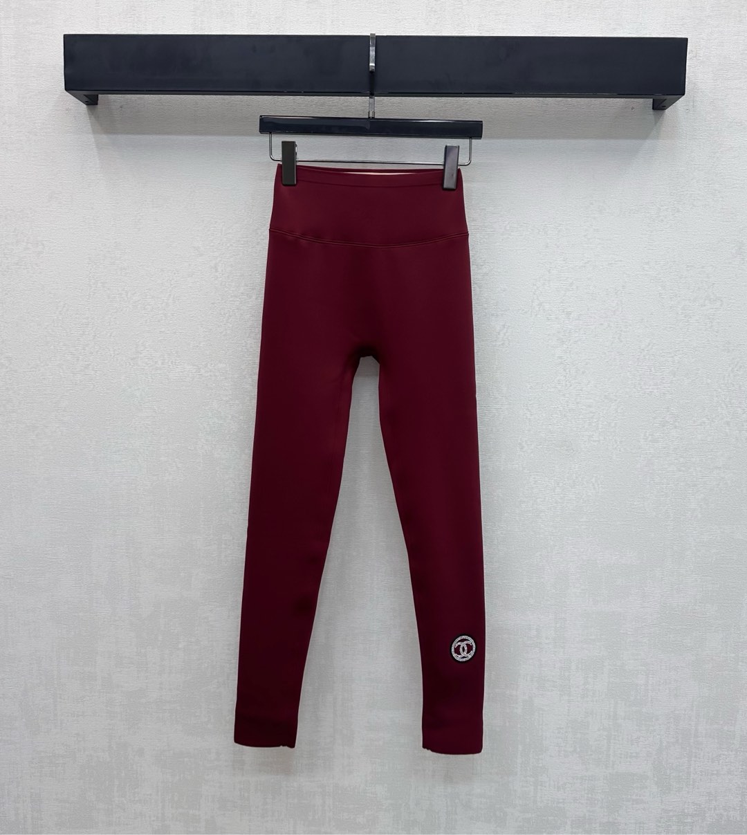 NO:685210,Chane*2025 new products are on the shelves High-elastic leggings with velvet and hot-drilled logo Customized YB imported velvet high-elastic material Comfortable to wear Highly elastic lining with short velvet particles that feel soft to the touch Essential for keeping warm in cold winters Hip lift and slim fit Add style layering Double C letter logo decoration on the outside of the trouser legs with hot-drilled process Highlights the brand tone Development of surface accessories Suitable for various styles of tops Meets autumn and winter trend matching needs Combination of comfort and fashion  High version 3 colors-,,chanel,19860909Chane*2025新品上架 加绒烫钻徽标高弹打底裤 定制YB进口加绒高弹力材质 穿搭舒适 弹力十足内里手感软糯的短绒颗粒 寒冬保暖必备 提臀修身版型 增添造型层次感 裤腿外侧以烫钻工艺打造双C字母徽标装饰 彰显品牌调性 面辅料开发 适配各种风格的上衣 满足秋冬潮流搭配需求 集舒适与时尚的结合体  高版本3色-,,chanel,,Women's clothing