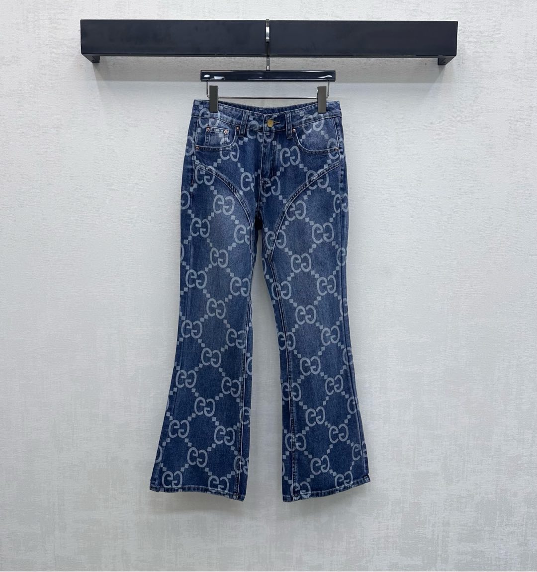NO:684264,Gucc*2026 new products are on the shelves. Printed bootcut denim trousers. Customized YB imported twill cotton denim material. Multiple enzyme washes. The retro style is combined with the four-pointed star contour line on the thigh crotch to add layering to the look. The whole body is laser printed with the iconic double G letter logo pattern elements distributed in rhombus to highlight the brand tone. Surface accessories development. High-waisted buttoned denim trousers cut. Casual and fashionable. Suitable for all seasons. High version, gucci,19860909Gucc*2026新品上架 印花微喇牛仔长裤 定制YB进口斜纹棉牛仔材质 多重酵素水洗 复古洋气配合大腿裆位的四芒星轮廓线 增添造型层次感 通体以激光印花工艺 搭配菱格分布的标志性双G字母徽标图案元素 彰显品牌调性 面辅料开发 高腰系扣牛仔长裤剪裁 随意搭配都洋气时髦 四季皆可  高版本,,gucci,,Women's clothing