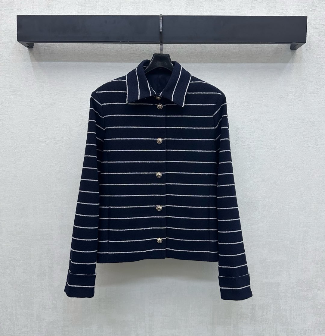 NO:685189,Chane*2026 New Arrival Lapel Striped Contrast Jacket Customized YB Imported Woolen Material High-quality Texture Comfortable and Stylish The cuffs are folded and modified to match the overall stripe contrast design to add layering to the look French lazy sense of relaxation The placket adopts the iconic hollow metal double C letter logo element to highlight the brand tone Development of surface accessories Lapel long-sleeved shirt style tailoring Can be paired with the same series of trousers Complete set for commuting casual suits  Can also be purchased separately, high version 36 38 40,,chanel,jackets & coats,19860909Chane*2026新品上架翻领条纹撞色外套定制YB进口粗纺毛呢材质 质感上乘 舒适有型 袖口沿用折叠式修饰 配合整体条纹撞色设计 增添造型层次感 法式慵懒的松弛感 开襟采用标志性镂空金属双C字母徽标元素 彰显品牌调性 面辅料开发 翻领长袖衬衣版型剪裁 可搭配同系列长裤 成套穿搭通勤休闲套装 也可分开购入  高版本36 38 40,,chanel,jackets & coats,,Women's clothing