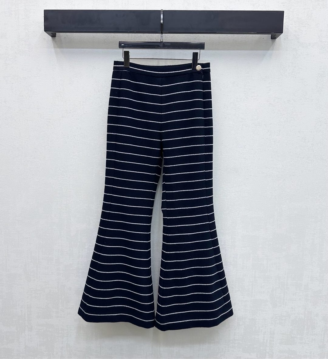 NO:685196,Chane*2026 new arrival striped dress trousers are made of YB imported woolen material. They are full of texture, crisp and stylish. The whole body adopts horizontal stripe contrasting color treatment. It is designed with a flared version to add layering to the shape. It divides the body proportions and has a slender and straight posture. The waist and hips are embellished with the iconic double C letter hollow button logo element decoration on one side to highlight the brand tone. Development of surface accessories. High-waisted buttoned zippered trousers with flared trousers can be paired with shirts and jackets of the same series.  Wear it as a set for commuting and casual wear. You can also buy it separately. High version 36 38 40, chanel, jackets & coats,19860909Chane*2026新品上架条纹洋装长裤定制YB进口粗纺毛呢材质 质感十足 挺括有型 整体采用横向条纹撞色处理 配合微喇版型设计 增添造型层次感 划分身材比例身姿纤细挺拔 腰胯单侧点缀标志性双C字母镂空纽扣徽标元素装饰 彰显品牌调性 面辅料开发 高腰系扣拉链微喇长裤剪裁 可搭配同系列衬衣外套 成套穿搭通勤休闲套装 也可分开购入  高版本36 38 40,,chanel,jackets & coats,,Women's clothing
