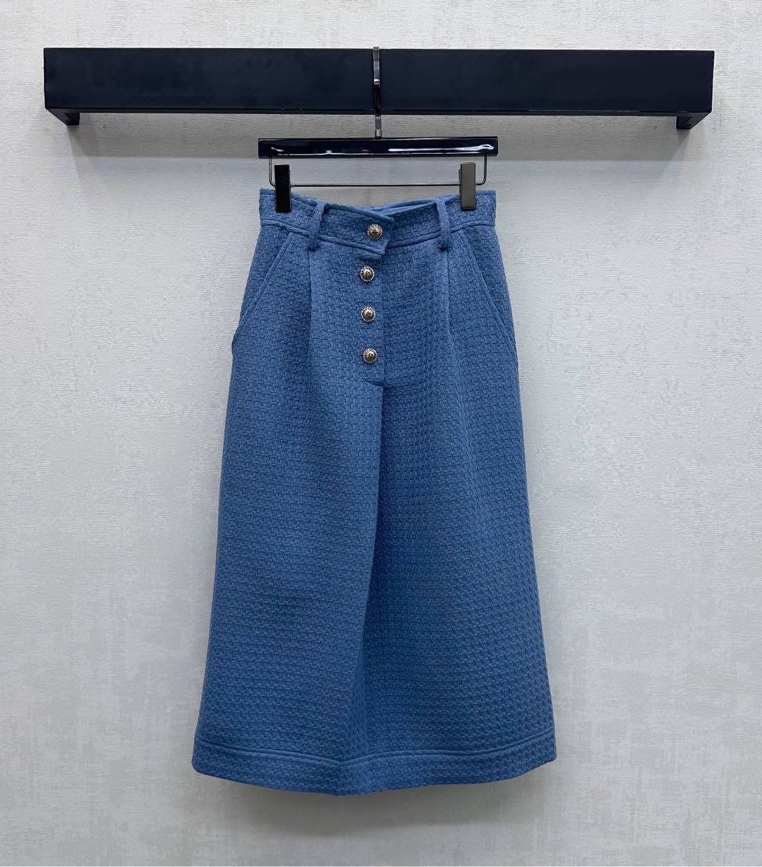 NO:685310,Chane*2026 new arrivals, slub dress skirt, customized YB imported slub woolen material. High-quality texture, crisp and stylish. The overall texture is clearly visible to the naked eye. Matches the slit at the back of the skirt to add layering to the look. Covers the slender and straight figure. The waist and hips are decorated with the iconic double C letter hollow button logo element decoration to highlight the brand's tone. Development of surface accessories. High-waist buttoned mid-length skirt cut. Can be paired with the same series of jackets.  The complete set of outfits is full of gold, perfectly interprets elegance and charm, is high-end and stylish. High version 36 38 40,,chanel,skirts,jackets & coats,19860909Chane*2026新品上架粗纺洋装半裙定制YB进口粗纺毛呢材质 质感上乘 挺括有型 整体肌理明显肉眼可见 配合裙摆后方开叉版型 增添造型层次感 遮盖身材纤细挺拔 腰胯点缀标志性双C字母镂空纽扣徽标元素装饰 彰显品牌调性 面辅料开发 高腰系扣中长款半裙剪裁 可搭配同系列外套 成套穿搭千金感十足 完美演绎优雅魅力 高级且洋气  高版本36 38 40,,chanel,skirts,jackets & coats,,Women's clothing