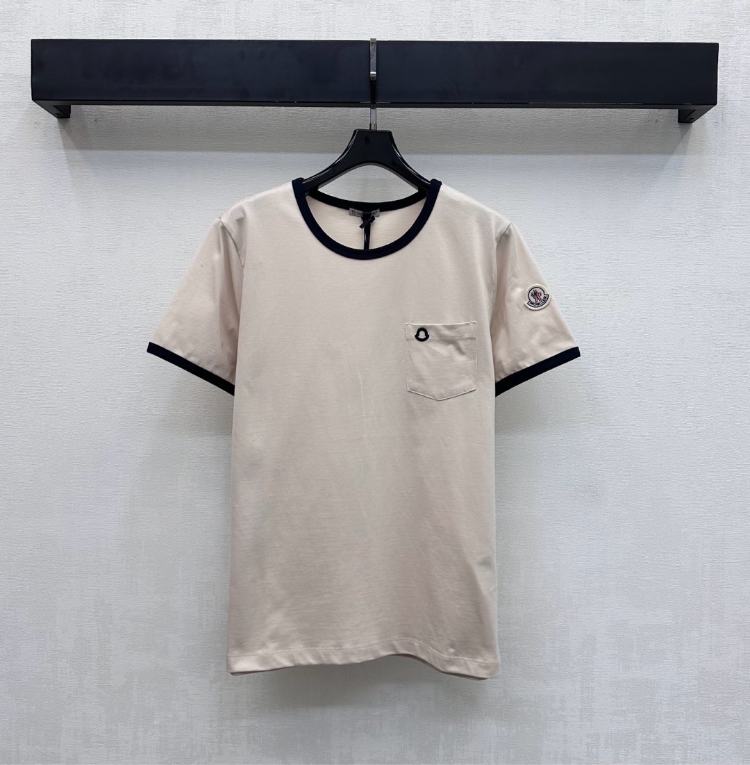 NO:685785,Moncle*2025 new product launch round neck short-sleeved logo customized YB imported virgin twill cotton material, high quality, comfortable and stylish. The collar and cuffs are designed with bright red edges that collide with the color of the body, adding a layered look. The embroidered logo pattern on the pocket edge is matched with the iconic letter badge decoration on one side of the sleeve to echo the brand tone. Development of surface accessories. Regular round neck short-sleeved T-shirt tailoring. Relaxed and casual for daily commuting. Stunning and fashionable when worn alone.  High version 2 colors L,,T-shirt,tees,t-shirt,19860909Moncle*2025新品上架圆领短袖徽标定制YB进口原生斜纹全棉材质 质感上乘 舒适有型 领边和袖口采用与大身颜色碰撞的亮红色包边设计 增添造型层次感 口袋边刺绣徽标图案搭配袖单侧标志性字母徽章装饰呼应 彰显品牌调性 面辅料开发 常规圆领短袖T恤剪裁 日常通勤松弛休闲 单穿内搭出彩时髦 高版本2色L,,T-shirt,tees，t-shirt,,Women's clothing