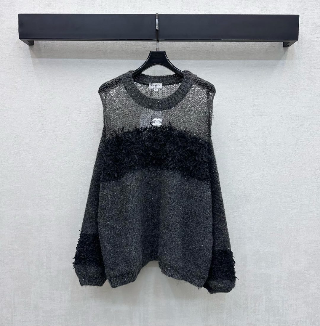 NO:686670,Chane*2026 new products are on the shelves. The spliced ​​knitted pullover sweater is made of YB imported wool knitted material. Breathable and comfortable. The whole body elastic thread binding is narrowed and the upper and lower micro-permeable short velvet flat stitching design adds a layered look. The iconic letter logo decoration on the chest highlights the brand tone. The development of surface accessories. Round neck pullover sweater style tailoring. Fashionable style. High version 2 colors 36 38 40,,chanel,sweaters,19860909Chane*2026新品上架拼接针织套头毛衣定制YB进口羊毛针织材质 透气舒适 通体弹力螺纹包边收窄配合上下微透短绒平针拼接设计 增添造型层次感 胸前点缀标志性字母徽标装饰 彰显品牌调性 面辅料开发 圆领套头毛衣版型剪裁 穿搭气质时髦 高版本2色36 38 40,,chanel,sweaters,,Women's clothing