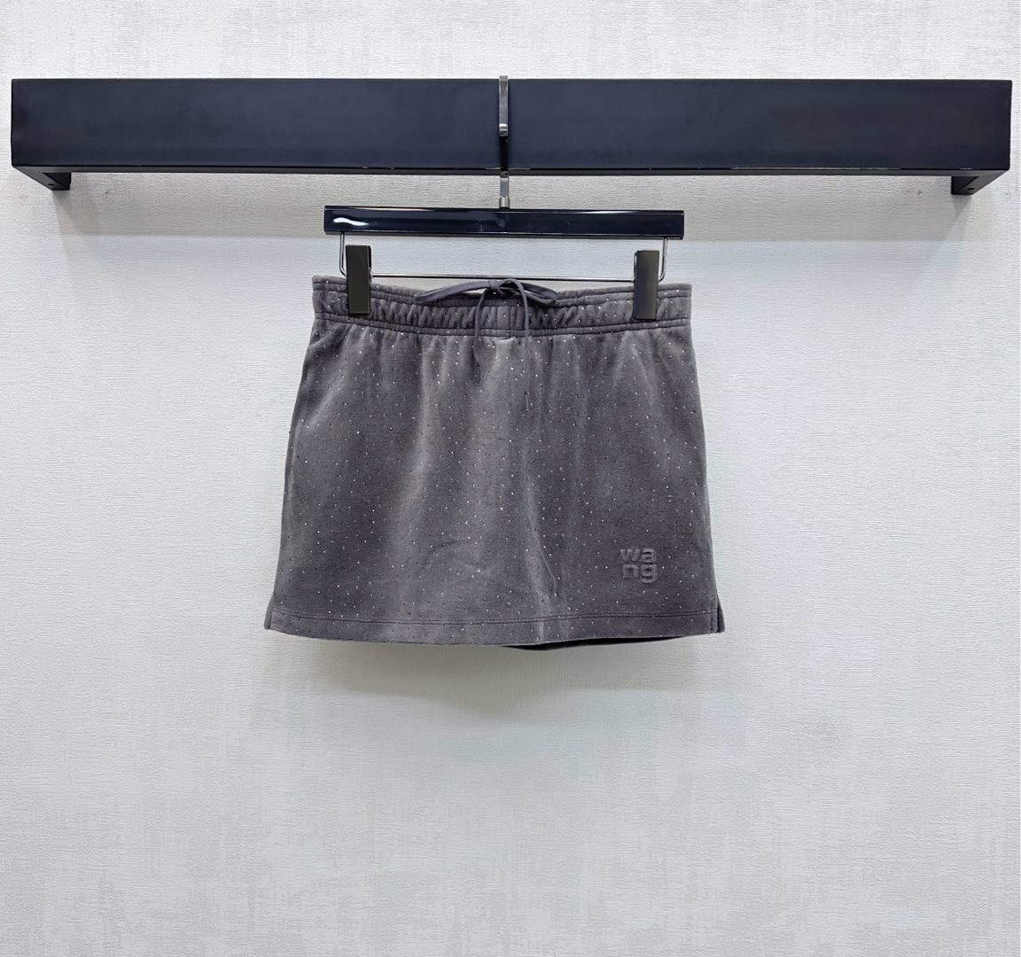 NO:685789,Alexander Wan*2025 new products are on the shelves. Starry sky hot-drilled drawstring skirt pants. Customized YB imported cotton material. Full texture, comfortable and warm. The whole body is made of hot-drilled craftsmanship to incorporate eye-catching design. Elastic drawstring adjustment at the waist adds layering to the look. The hem is embellished with the iconic embossed three-dimensional letter logo element to highlight the brand tone. Development of fabrics and accessories. High-waisted drawstring skirt pants cut. Paired with the hooded jacket of the same series. Versatile and high-end high-street style look.  Can also be purchased separately, high version 2 colors, skirts, jackets & coats, hats,19860909Alexander Wan*2025新品上架 星空烫钻抽绳半身裙裤 定制YB进口棉纶材质 质感十足 舒适保暖 整体采用烫钻工艺融入吸睛设计 腰间松紧抽绳调节处理 增添造型层次感 下摆点缀标志性压印立体字母徽标元素 彰显品牌调性 面辅料开发 高腰抽绳半身裙裤剪裁 搭配同系列连帽外套 成套穿搭百搭高级 高街风造型 也可分开购入 高版本2色,,skirts,jackets & coats,hats,,Women's clothing