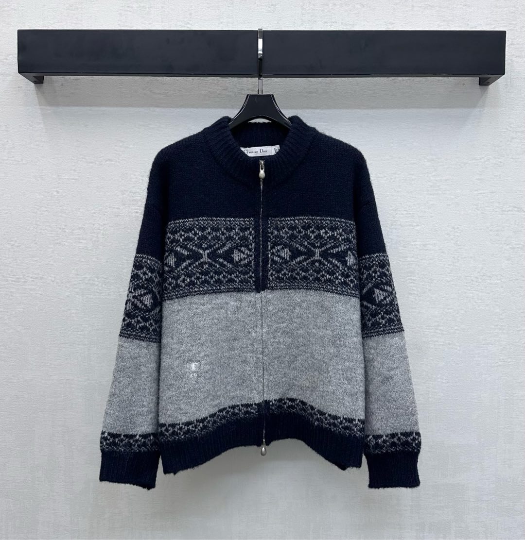 NO:686639,Dio*2026 new arrivals round neck embroidered logo knitted cardigan customized with YB imported wool knitted material. High quality, soft and comfortable. The placket is designed with a two-way zipper adjustment. Heavy Fair Isle pattern craftsmanship is used on the chest hem and sleeves to add layering to the look. The hem is embellished with iconic embroidered letters and little bee logo elements on one side to highlight the brand's tone. Development of surface accessories. Round neck zipper cardigan jacket tailoring. Loose fit is friendly to all body types.  Wear alone or layered to create a casual and luxurious atmosphere. High version, dior, jackets & coats,19860909Dio*2026新品上架圆领刺绣徽标针织开衫定制YB进口羊毛针织材质 质感上乘 柔软舒适 开襟沿用双向拉链调节设计 配合胸前下摆与袖都采用重工费尔岛花纹工艺 增添造型层次感 下摆单侧点缀标志性刺绣字母和小蜜蜂徽标元素 彰显品牌调性 面辅料开发 圆领拉链开衫外套剪裁 宽松版型对各种身材都友好 单穿叠搭都能打造随性的高奢氛围感  高版本,,dior,jackets & coats,,Women's clothing