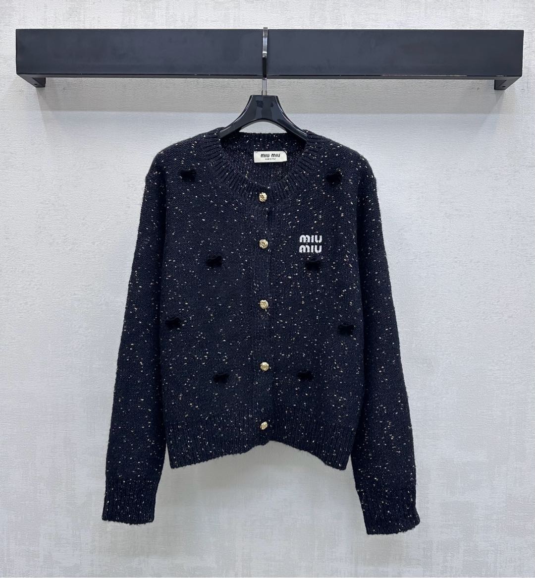 NO:686643,Miumi*2026 new arrival round neck bow knitted cardigan customized YB imported wool knitted material. High quality, comfortable and stylish. Metal buttons are used to adjust the placket design. Decorated with a black three-dimensional bow on the front to add layering to the shape. The chest is embellished with contrasting iconic embroidered letter logo elements to highlight the brand tone. Surface accessories development. Round neck long-sleeved cardigan jacket tailoring. The details are exquisite. Soft, skin-friendly and warm. Easy to create a sweet and cool atmosphere in autumn and winter.  High version 2 colors,,miumiu,jackets & coats,19860909Miumi*2026新品上架圆领蝴蝶结针织开衫定制YB进口羊毛针织材质 质感上乘 舒适有型 沿用金属纽扣调节开襟设计 配合前襟黑色立体蝴蝶结装饰 增添造型层次感胸前点缀撞色标志性刺绣字母徽标元素 彰显品牌调性 面辅料开发 圆领长袖开衫外套剪裁 细节处尽显精致 软糯亲肤又保暖 轻松拿捏甜酷氛围秋冬 高版本2色,,miumiu,jackets & coats,,Women's clothing