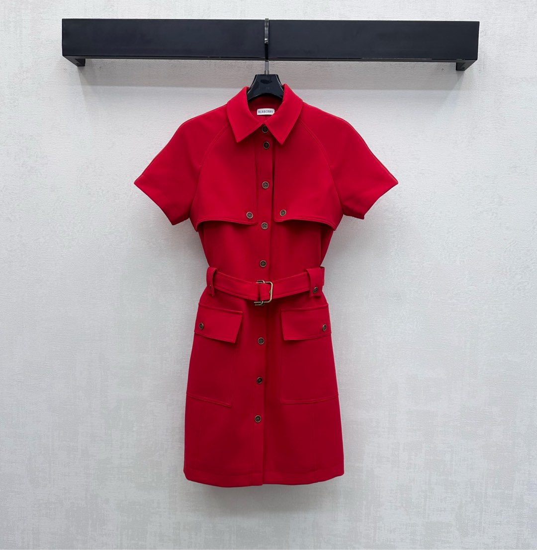 NO:686969,Bur BBR*2026 New Arrival Lapel Belt Dress Customized YB Imported Windbreaker Cotton Material High-quality Texture Comfortable and Stylish The placket is engraved with the iconic letter button adjustment design to highlight the brand tone The perforated fabric belt at the waist is tightened and modified to perfectly fit the human body curves and effectively divides the proportions to show a sense of design and high-end style The front chest is extended to the back with shawl collar splicing decoration, combined with the back hem slit processing to add a sense of layering to the look. Development of surface accessories  Lapel short-sleeved dress cut. A smart and versatile item. The first choice for elegant British style. High version 2 colors, burberry, skirts, T-shirt, shawls,19860909Bur BBR*2026新品上架翻领腰带连衣裙定制YB进口风衣棉纶材质 质感上乘 舒适有型 沿用开襟刻印标志性字母纽扣调节设计 彰显品牌调性 腰间穿孔本布腰带收紧修饰完美贴合人体曲线 有效划分比例 更显设计感和格调高级 前胸延伸至后背以披肩领拼接装饰 配合后背下摆开叉处理 增添造型层次感 面辅料开发 翻领短袖连衣裙剪裁 一款高智感百搭单品 气质英伦风穿搭首选  高版本2色,,burberry,skirts,T-shirt,shawls,,Women's clothing