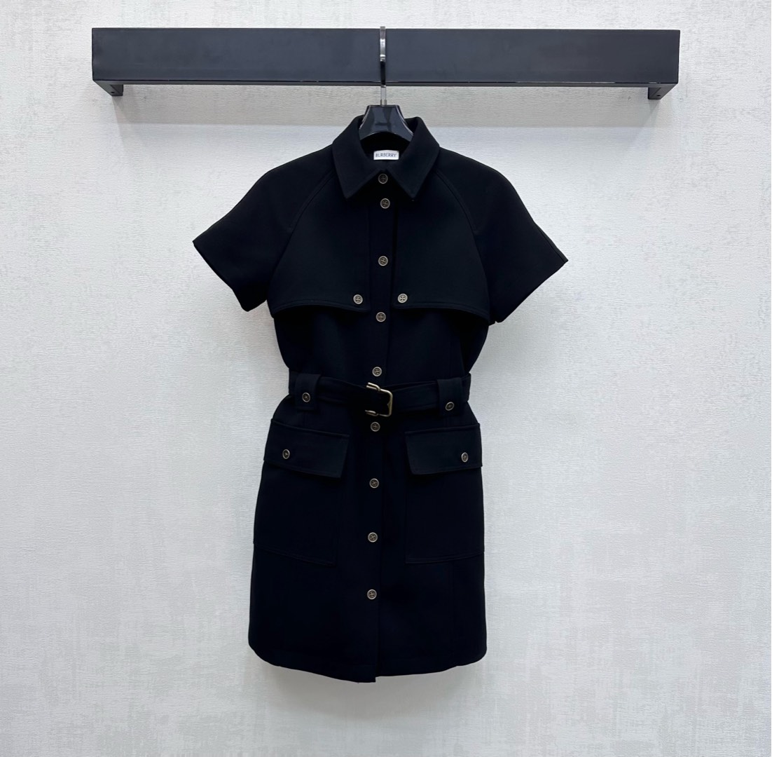 NO:686964,Bur BBR*2026 New Arrival Lapel Belt Dress Customized YB Imported Windbreaker Cotton Material High-quality Texture Comfortable and Stylish The placket is engraved with the iconic letter button adjustment design to highlight the brand tone The perforated fabric belt at the waist is tightened and modified to perfectly fit the human body curves and effectively divides the proportions to show a sense of design and high-end style The front chest is extended to the back with shawl collar splicing decoration, combined with the back hem slit processing to add a sense of layering to the look. Development of surface accessories  Lapel short-sleeved dress cut. A smart and versatile item. The first choice for elegant British style. High version 2 colors, burberry, skirts, T-shirt, shawls,19860909Bur BBR*2026新品上架翻领腰带连衣裙定制YB进口风衣棉纶材质 质感上乘 舒适有型 沿用开襟刻印标志性字母纽扣调节设计 彰显品牌调性 腰间穿孔本布腰带收紧修饰完美贴合人体曲线 有效划分比例 更显设计感和格调高级 前胸延伸至后背以披肩领拼接装饰 配合后背下摆开叉处理 增添造型层次感 面辅料开发 翻领短袖连衣裙剪裁 一款高智感百搭单品 气质英伦风穿搭首选  高版本2色,,burberry,skirts,T-shirt,shawls,,Women's clothing
