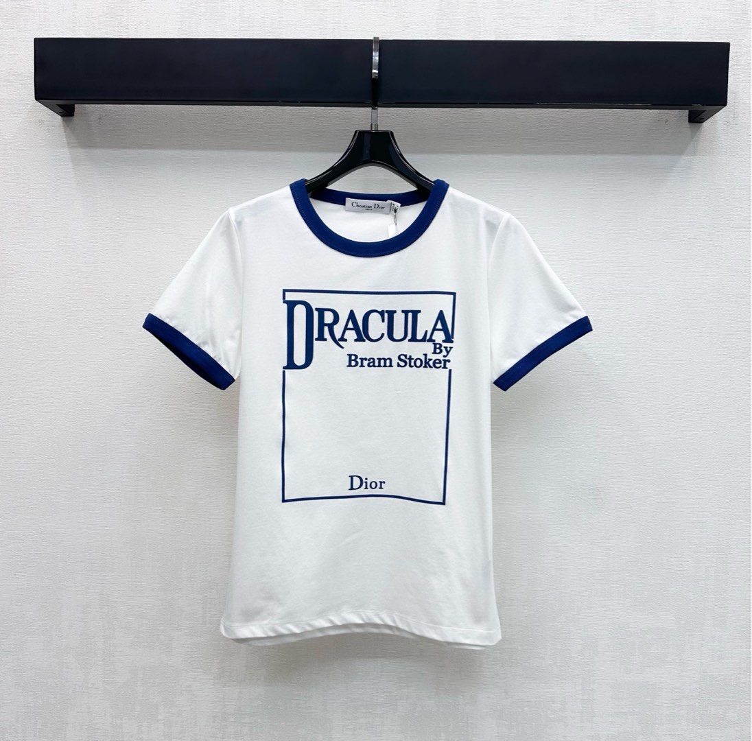 NO:686629,Dio*2026 new products are on the shelves with contrasting color round neck logo and customized YB imported cotton material. Breathable and comfortable. The collar and cuffs are decorated with threaded contrast binding design to add layering to the shape. The square frame on the chest is decorated with the iconic letter logo to highlight the brand tone. Development of surface accessories. Regular short-sleeved T-shirt tailoring. Stylish when worn alone. High version 2 colors, dior, T-shirt, tees, t-shirt,19860909Dio*2026新品上架撞色圆领徽标定制YB进口全棉材质 透气舒适 领口袖口饰以螺纹撞色包边设计 增添造型层次感 胸前方形外框点缀标志性字母徽标装饰 彰显品牌调性 面辅料开发 常规短袖T恤剪裁 单穿内搭出彩时髦 高版本2色,,dior,T-shirt,tees，t-shirt,,Women's clothing